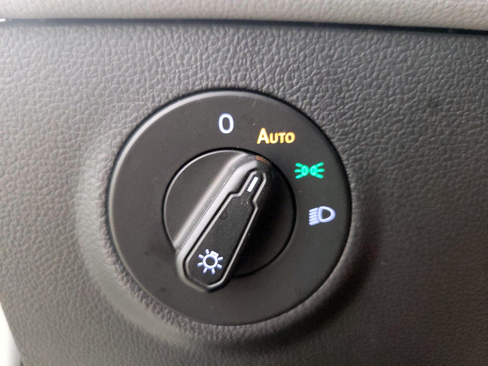 2023 Volkswagen Taos SE - Photo 14