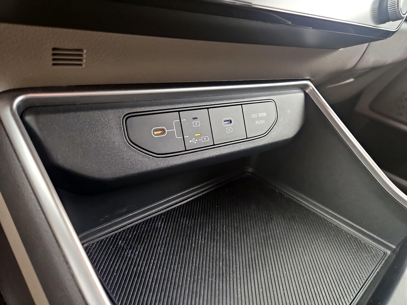 2025 Kia Carnival LXS - Photo 20