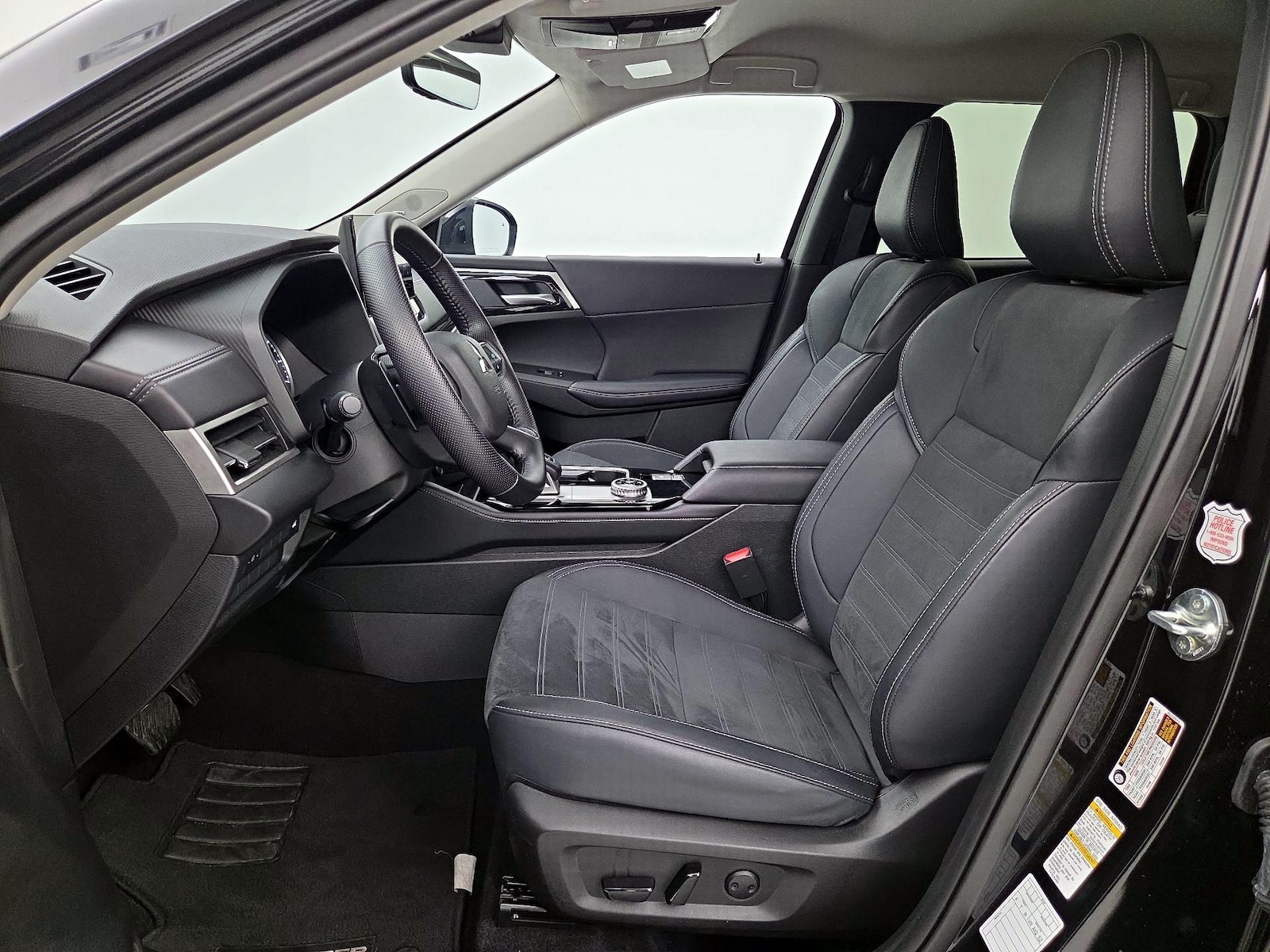 2025 Mitsubishi Outlander SE - Photo 12