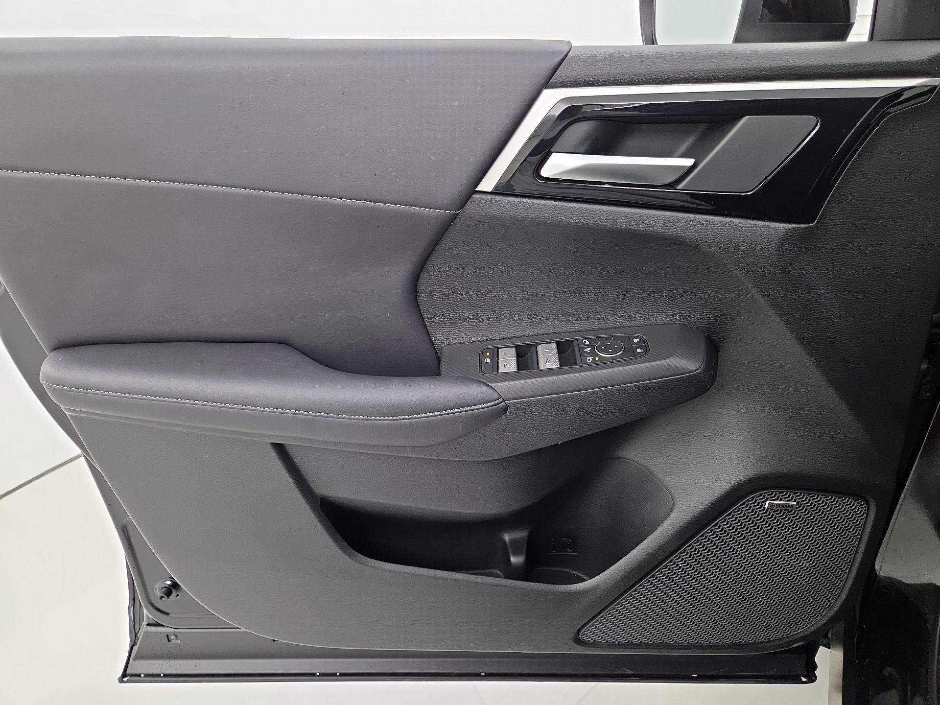 Thumbnail: 2025 Mitsubishi Outlander - 12