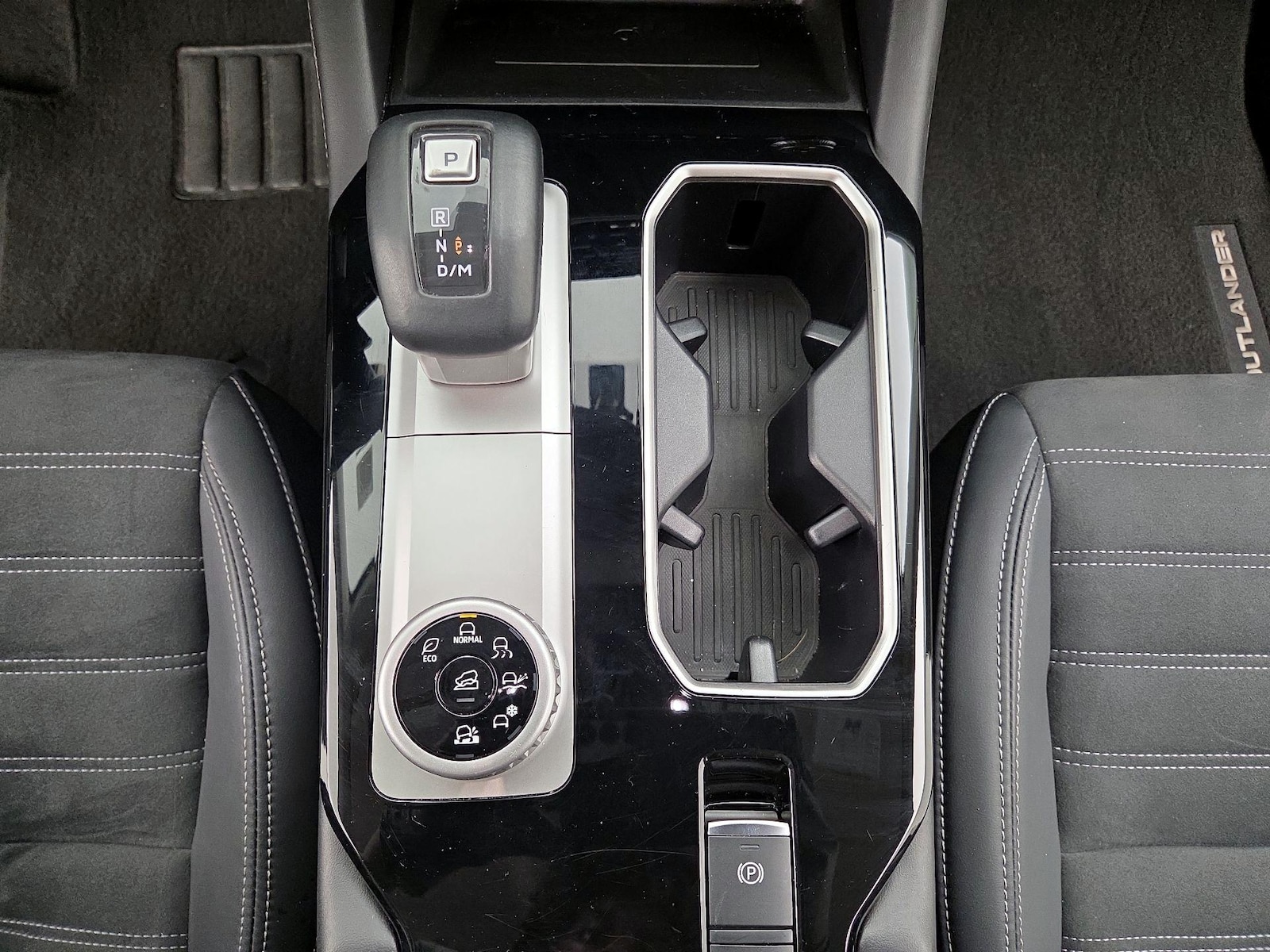 2025 Mitsubishi Outlander SE - Photo 19