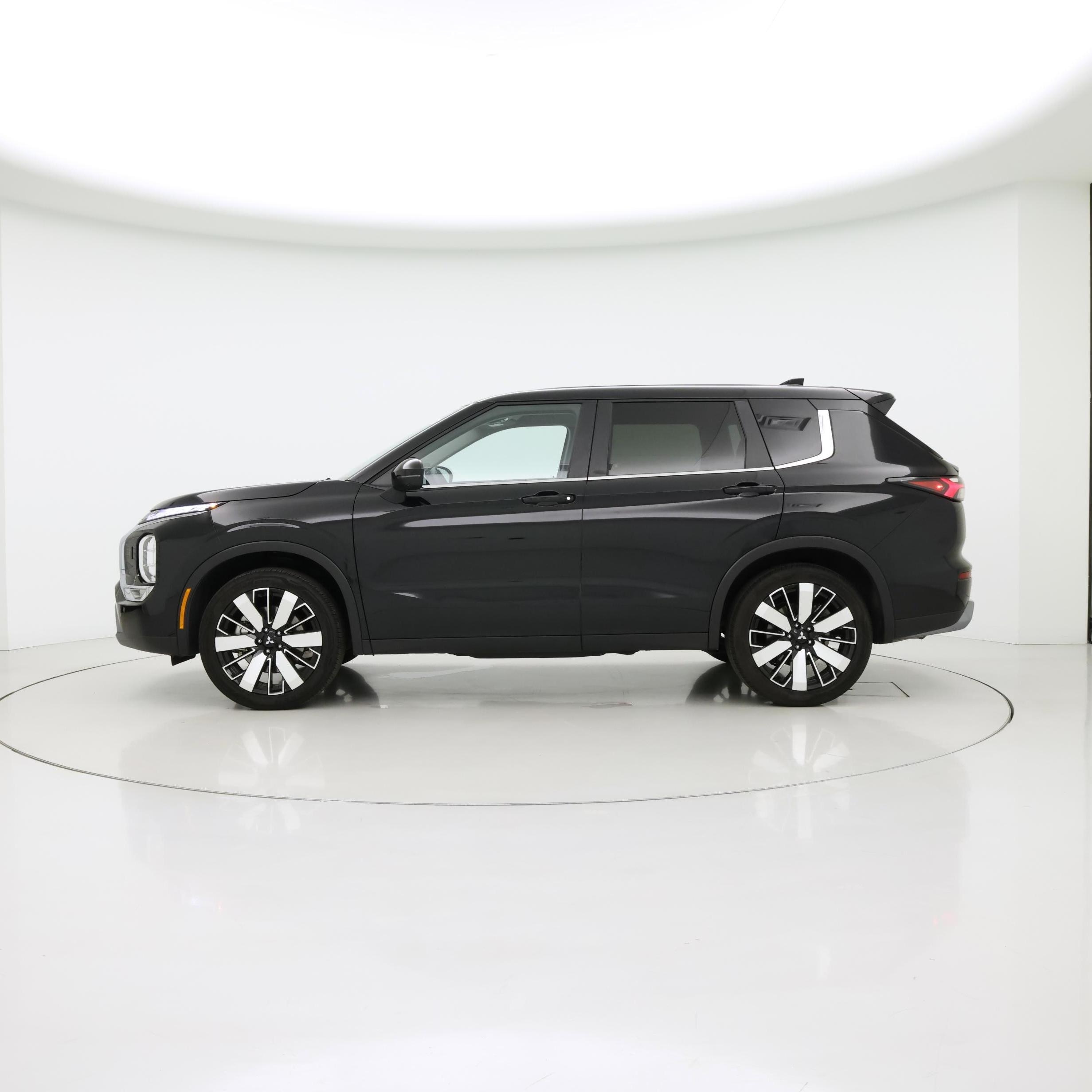 Thumbnail: 2025 Mitsubishi Outlander - 3