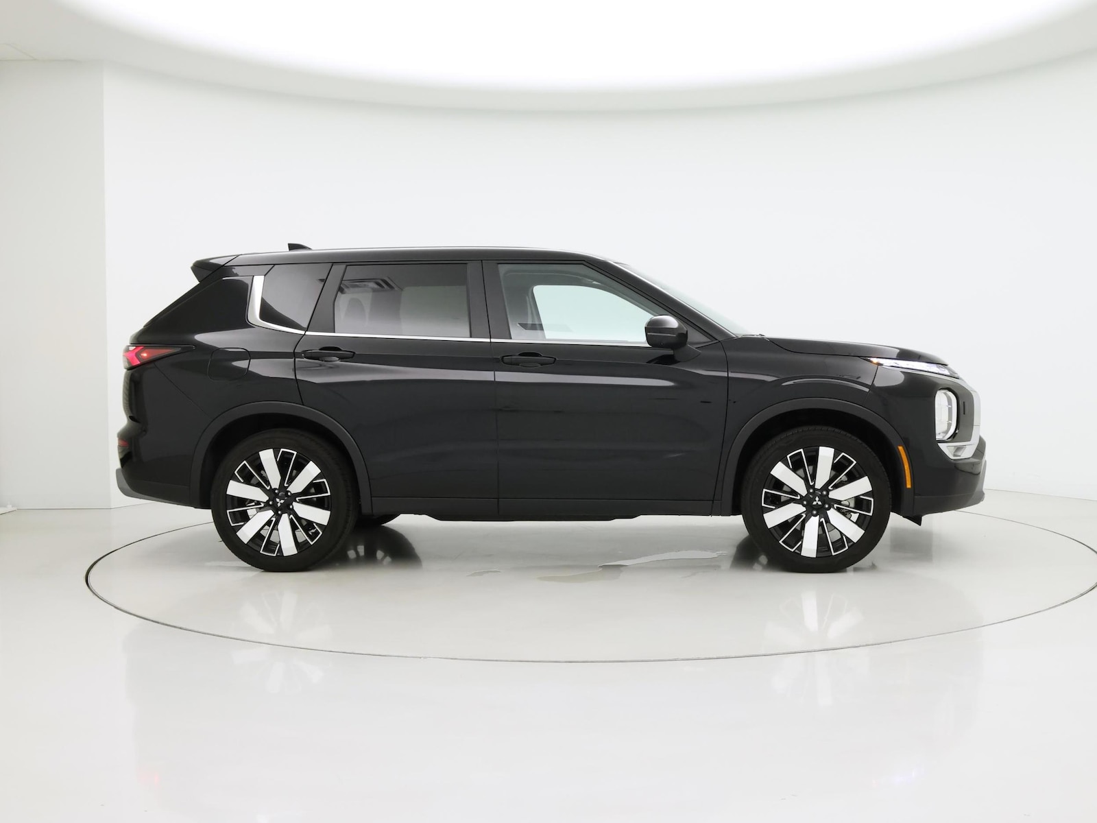2025 Mitsubishi Outlander SE - Photo 8