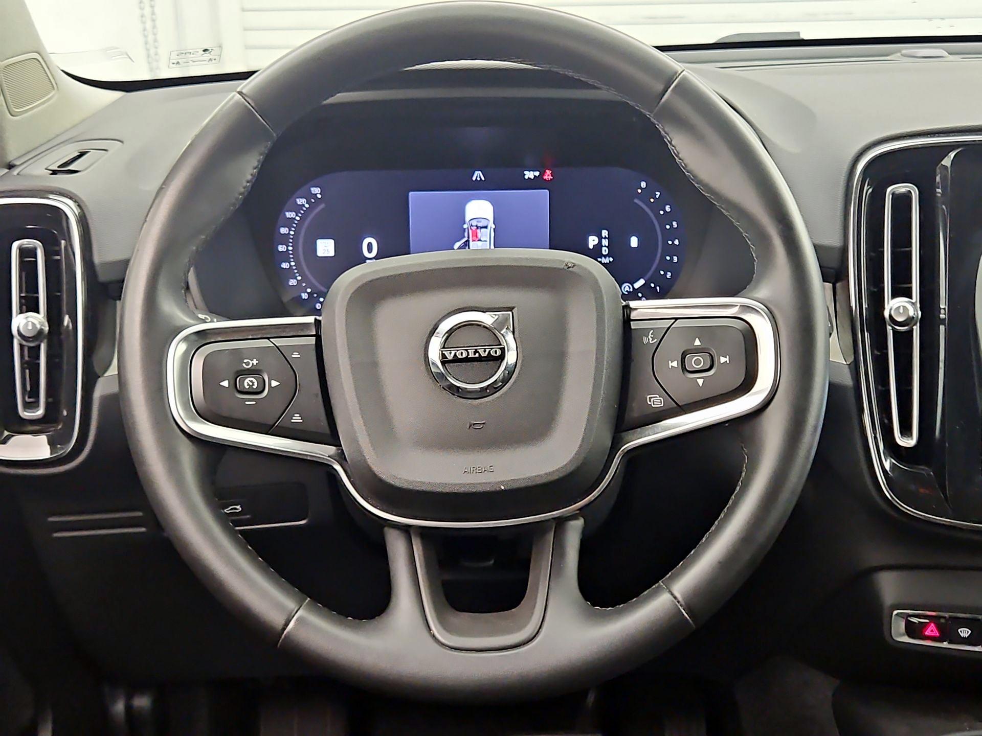 Thumbnail: 2025 Volvo XC40 - 10