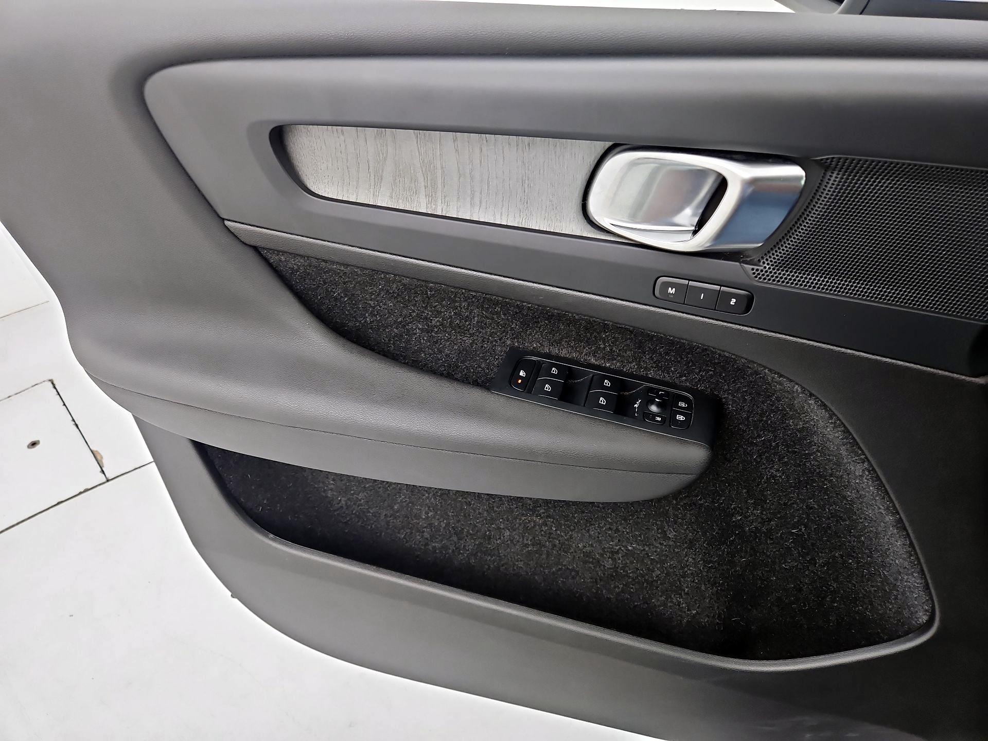 Thumbnail: 2025 Volvo XC40 - 12