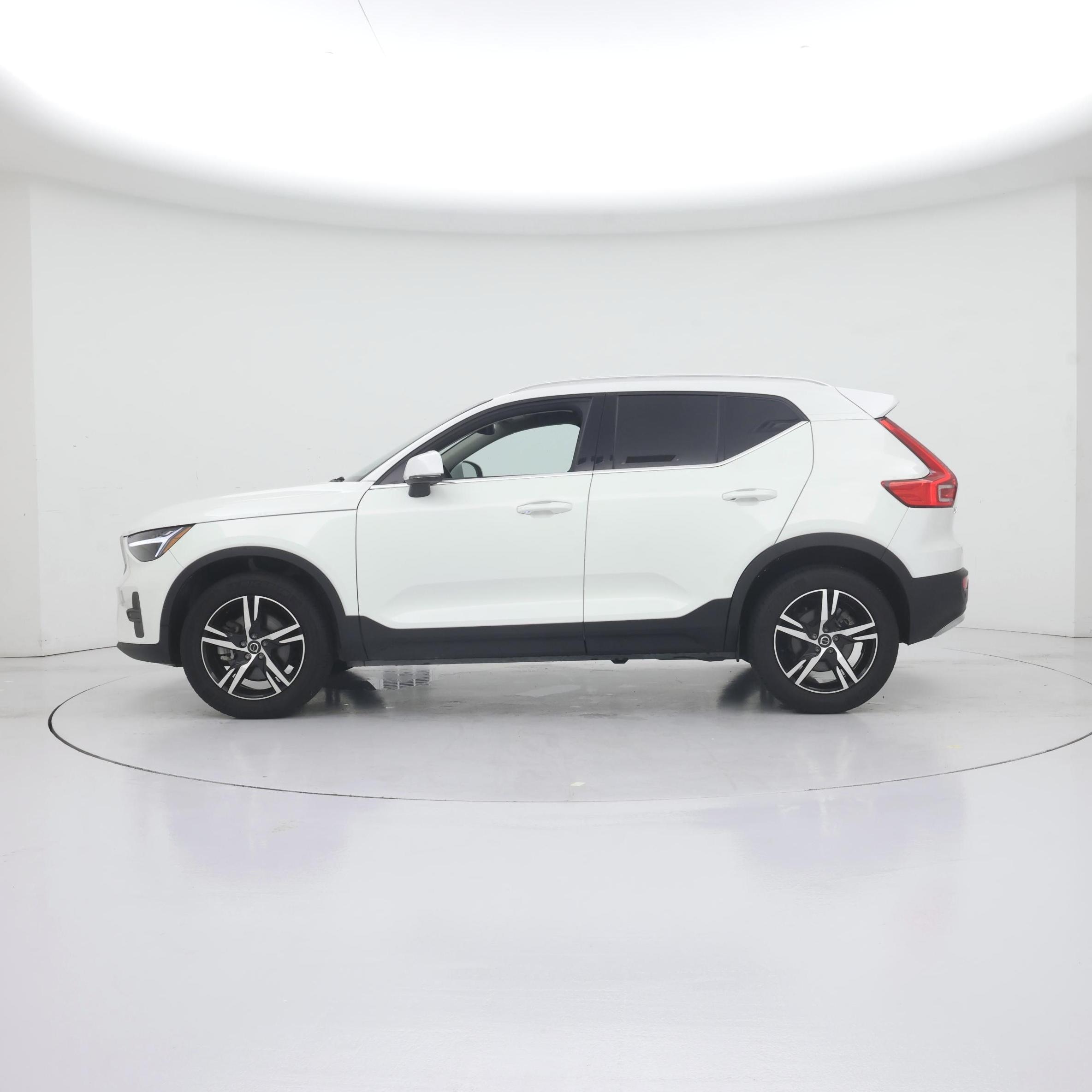 Thumbnail: 2025 Volvo XC40 - 3