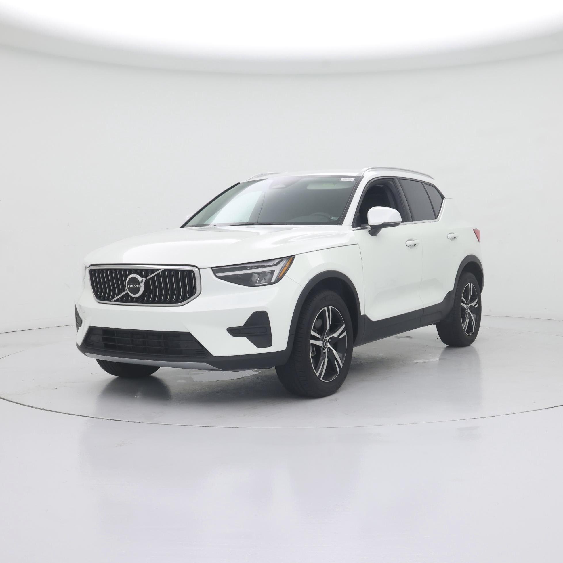 Thumbnail: 2025 Volvo XC40 - 4