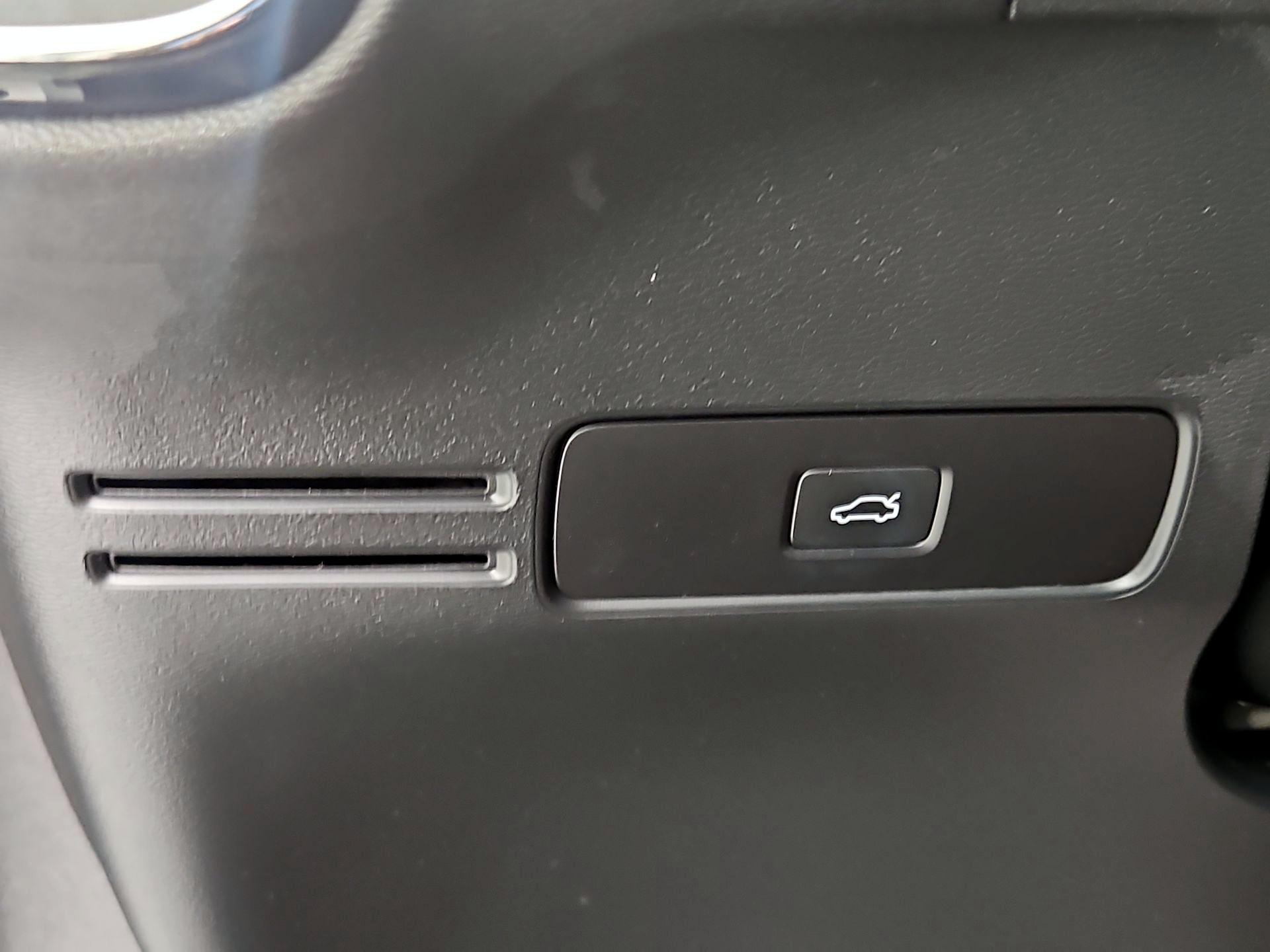 Thumbnail: 2024 Volvo XC40 - 13