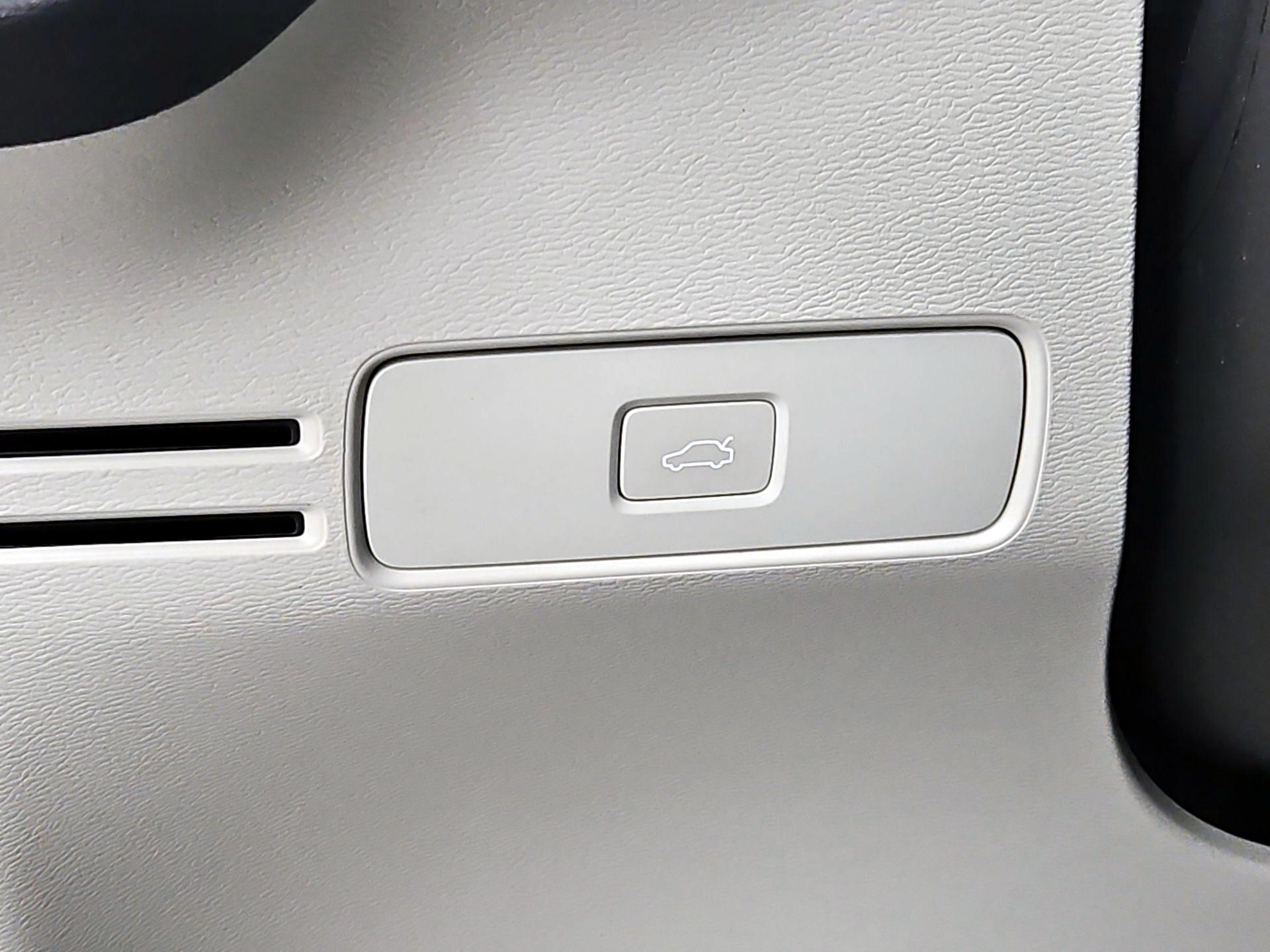 Thumbnail: 2024 Volvo XC40 - 13