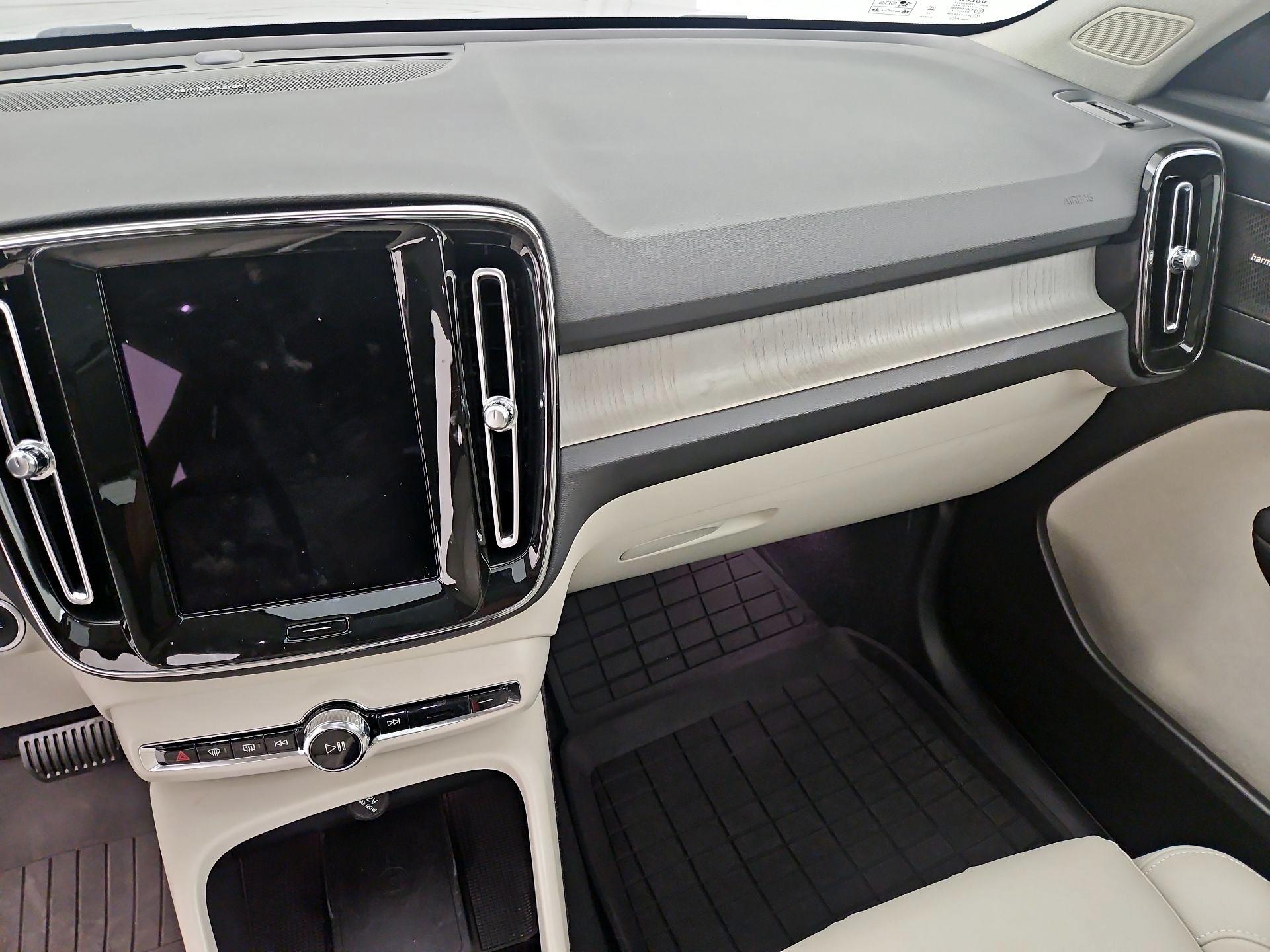 Thumbnail: 2024 Volvo XC40 - 9