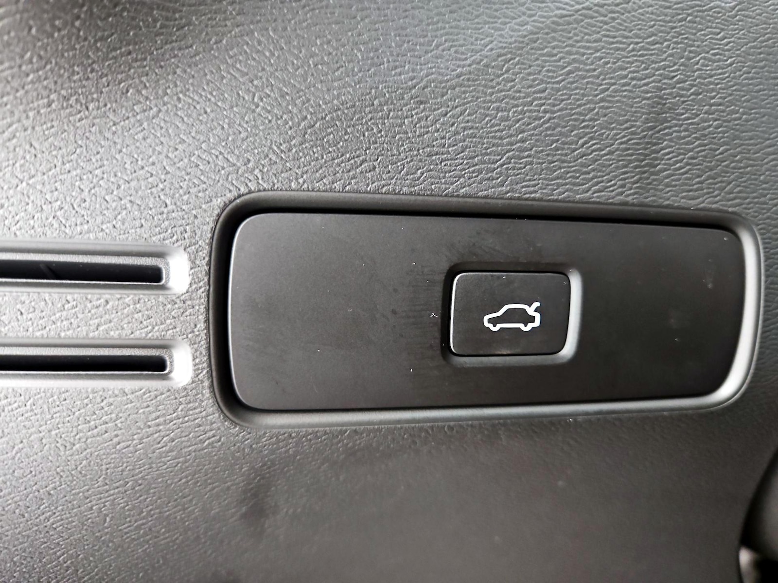 2023 Volvo XC40 Core - Photo 14
