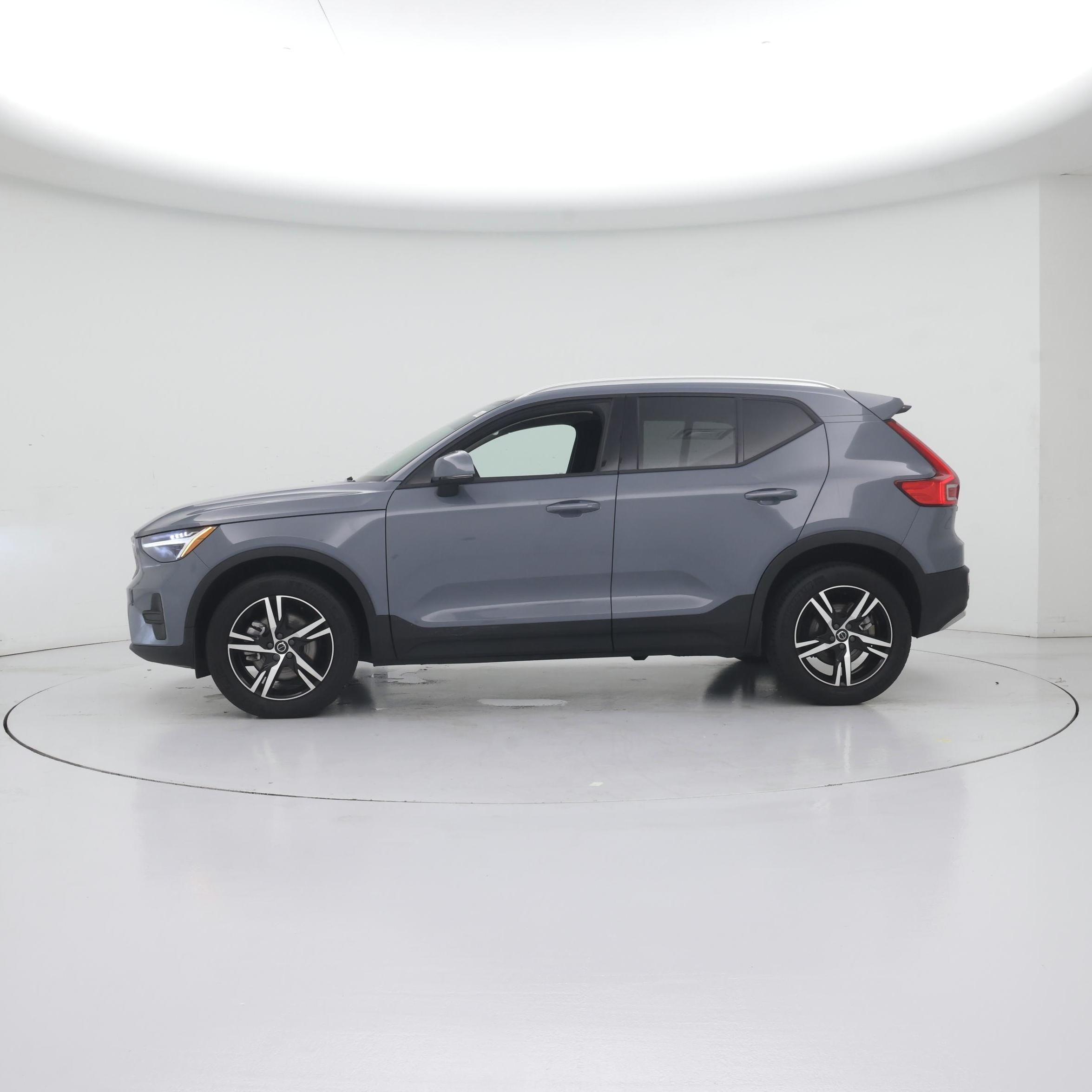 Thumbnail: 2023 Volvo XC40 - 3