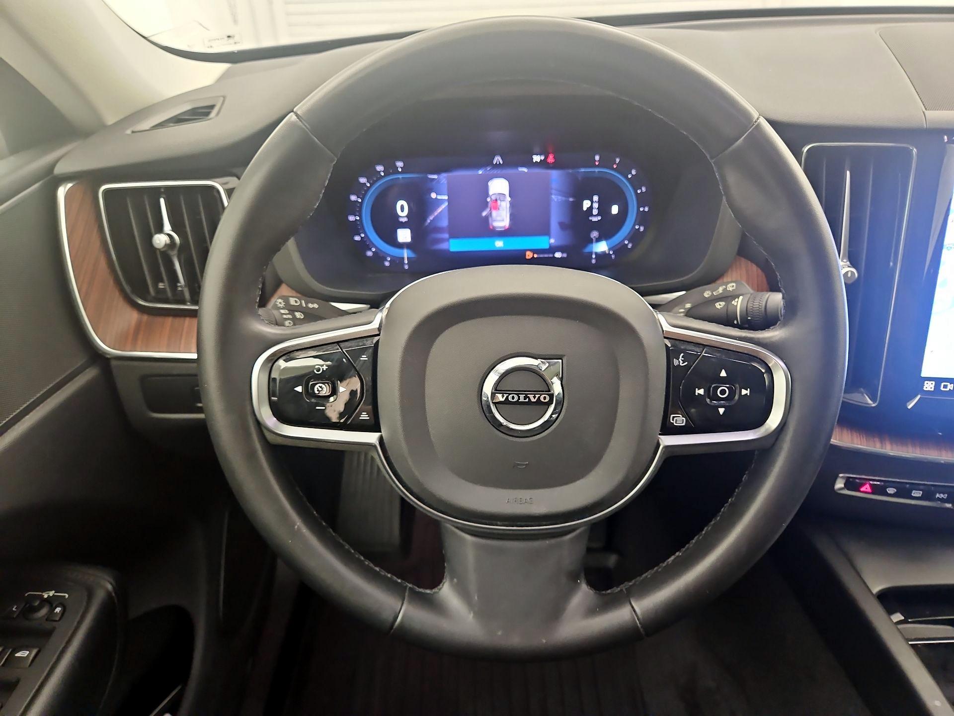 Thumbnail: 2023 Volvo XC60 - 10