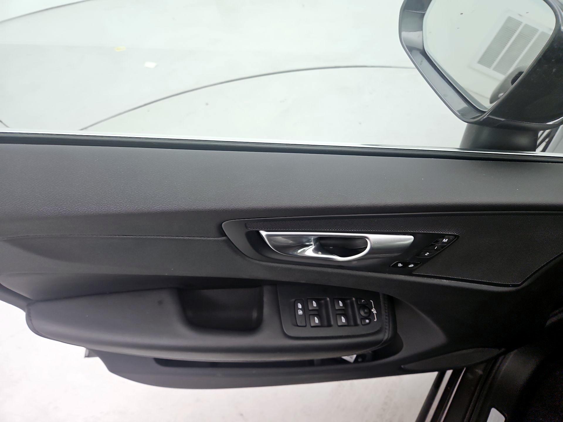 Thumbnail: 2023 Volvo XC60 - 12