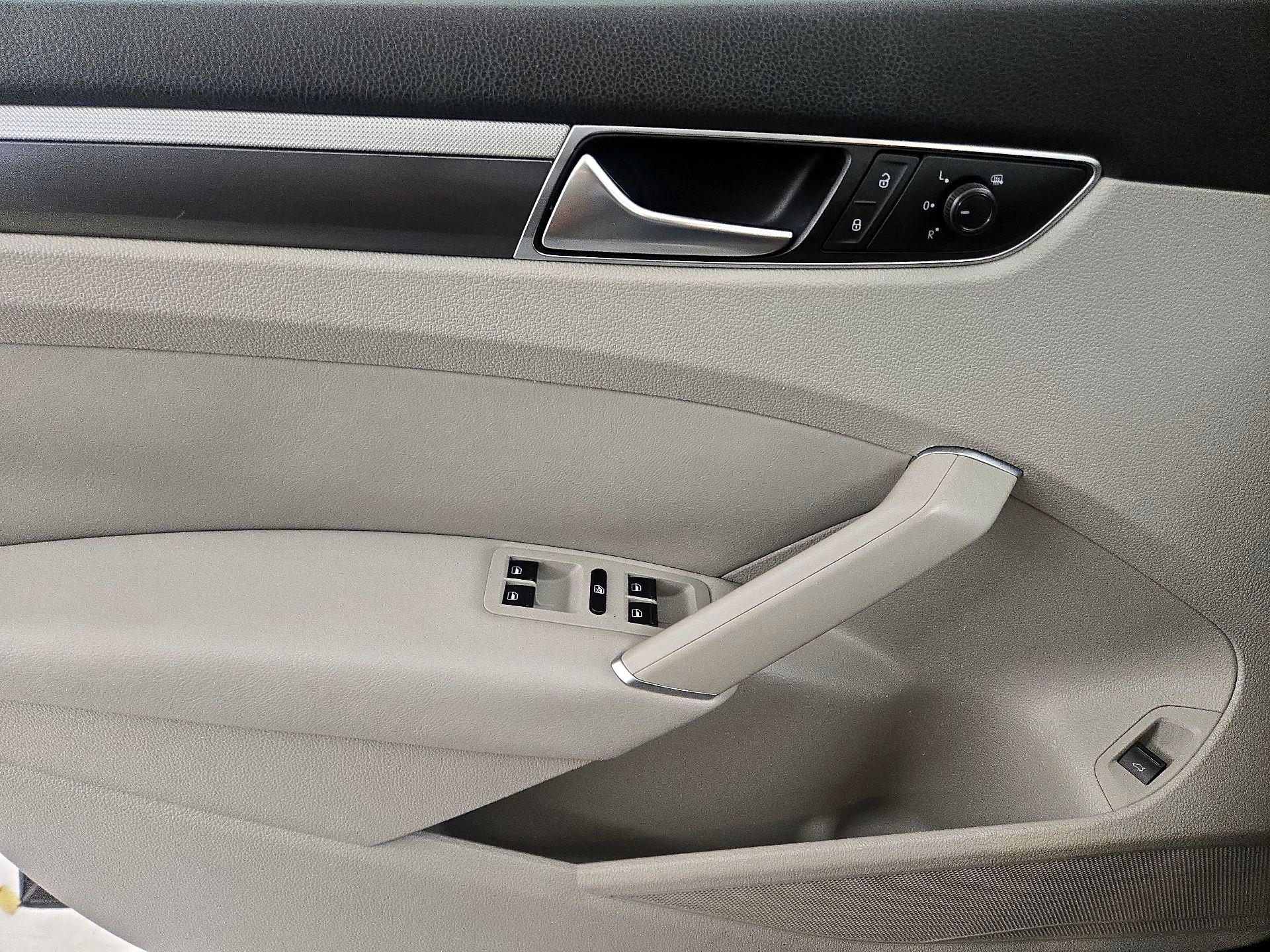 Thumbnail: 2018 Volkswagen Passat - 11
