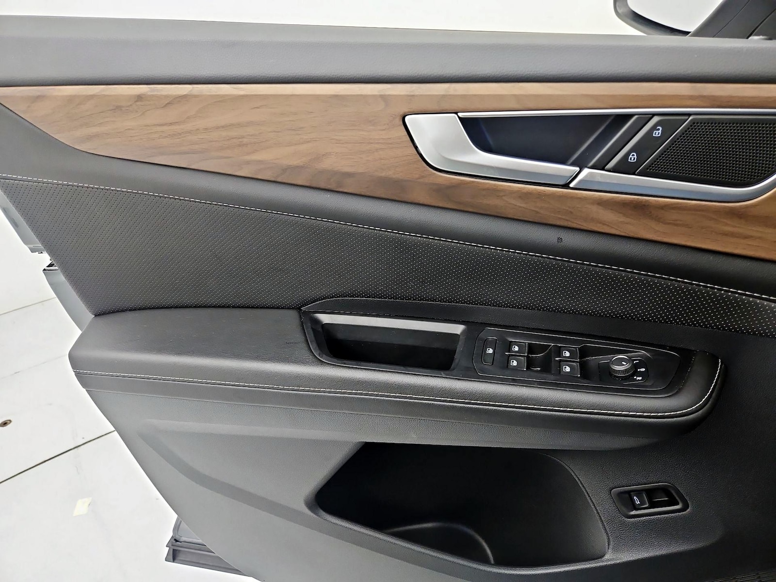 2025 Volkswagen Atlas SE w/Tech - Photo 13