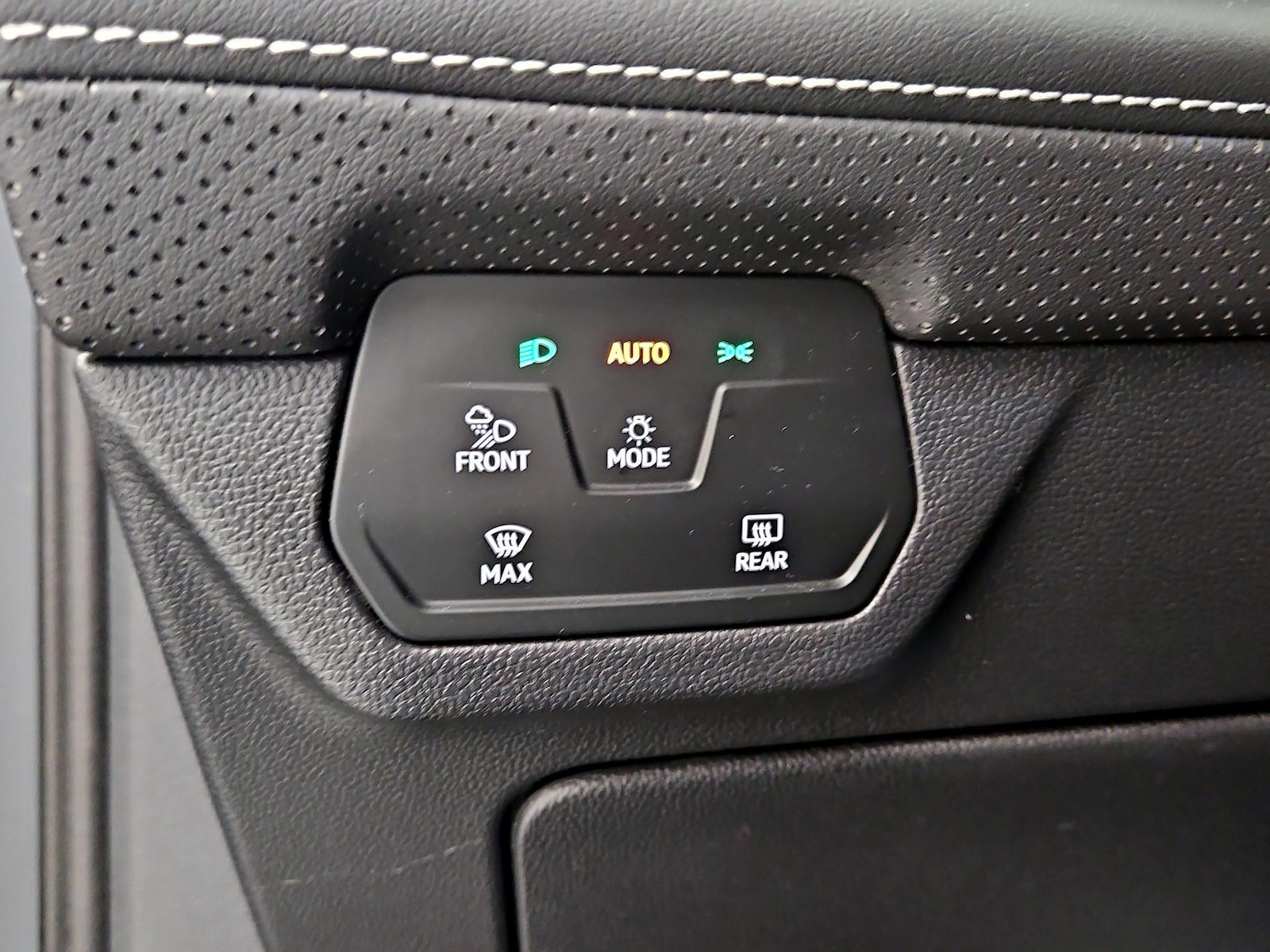 2025 Volkswagen Atlas SE w/Tech - Photo 14