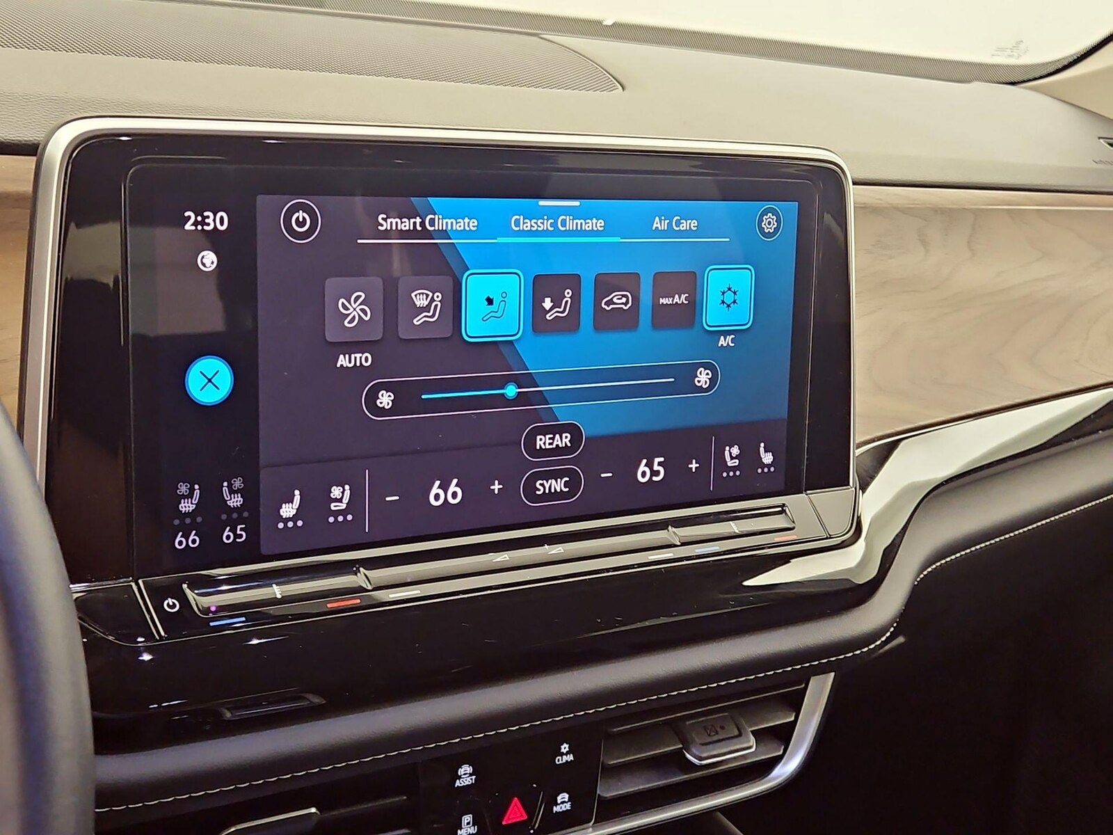 2025 Volkswagen Atlas SE w/Tech - Photo 17
