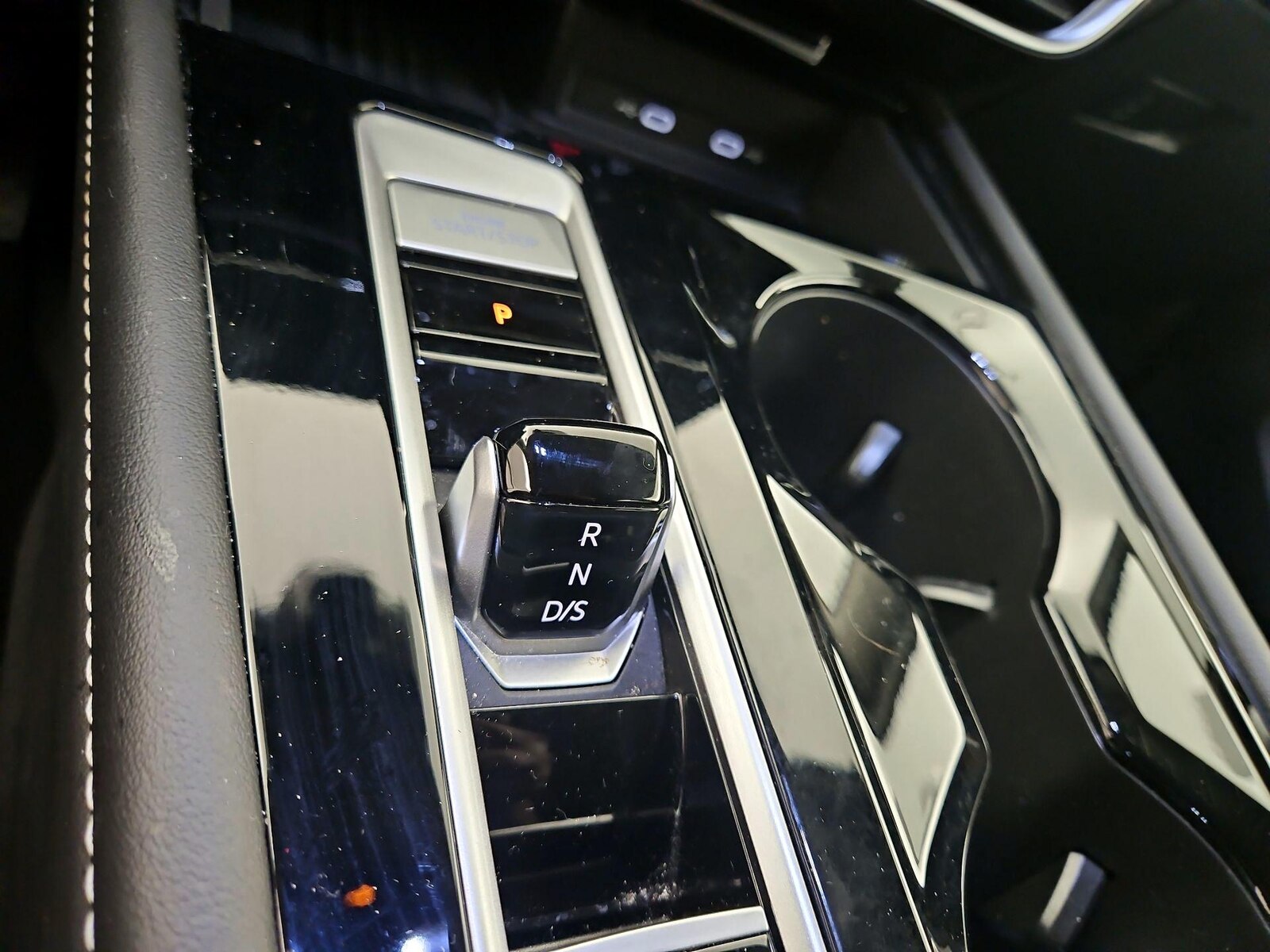 2025 Volkswagen Atlas SE w/Tech - Photo 18