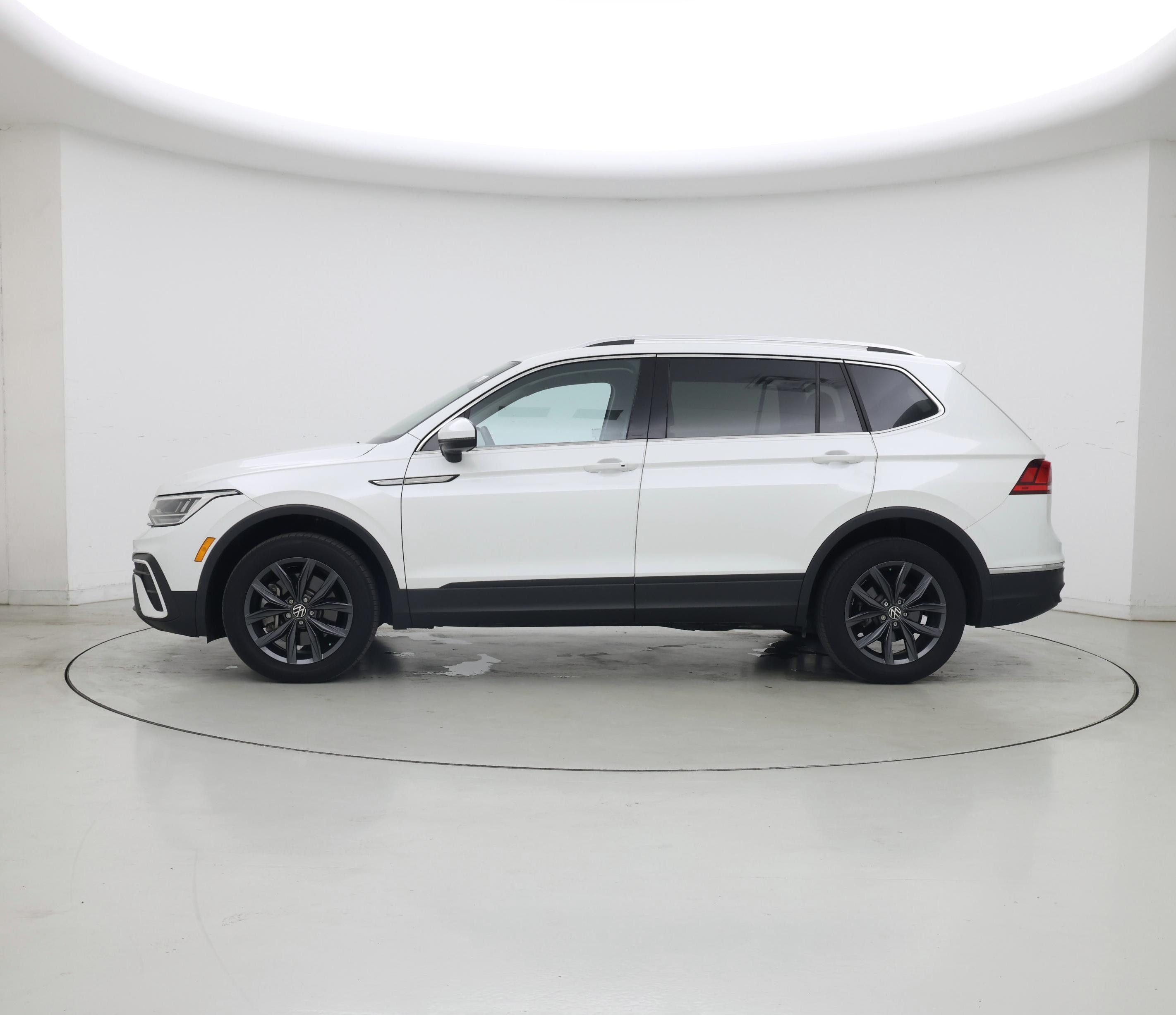 Thumbnail: 2023 Volkswagen Tiguan - 3