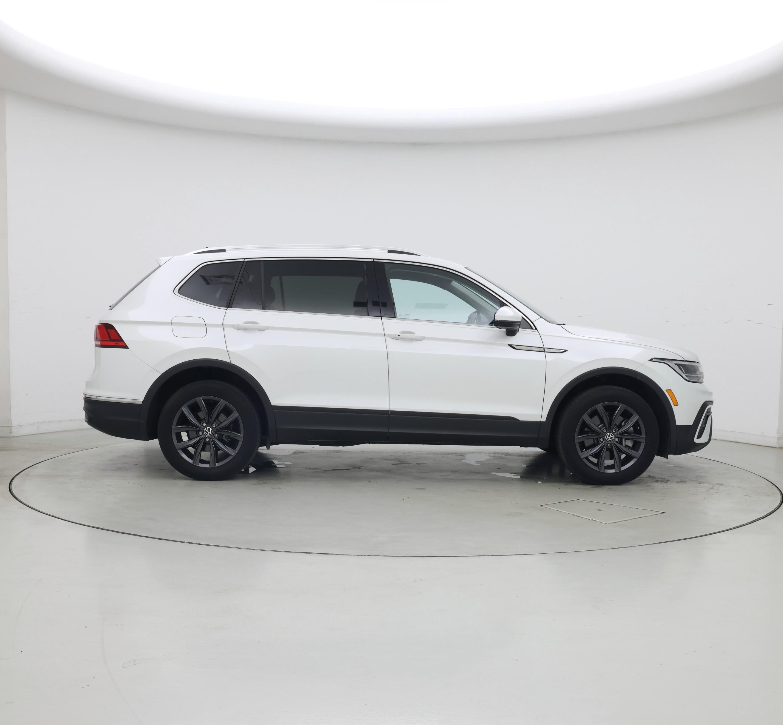 Thumbnail: 2023 Volkswagen Tiguan - 7