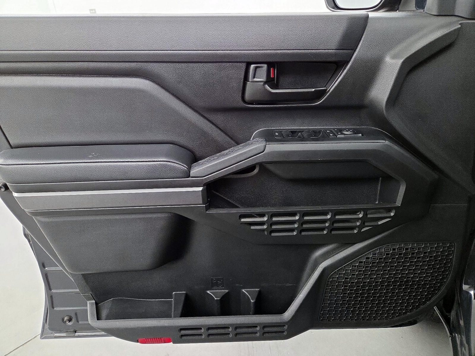 2025 Toyota Tacoma SR5 - Photo 13