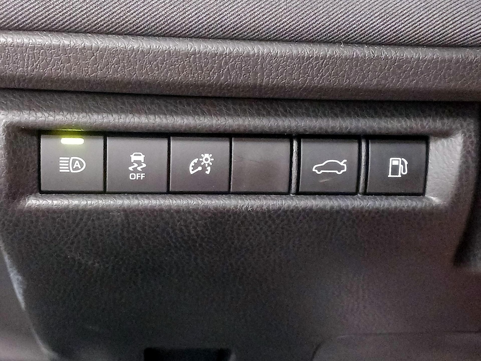 2025 Toyota Camry LE - Photo 14