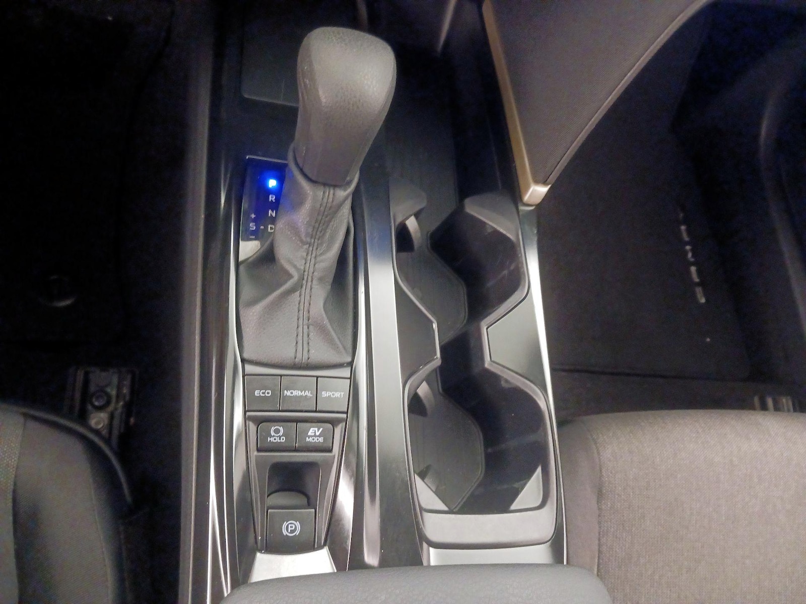 2025 Toyota Camry LE - Photo 19
