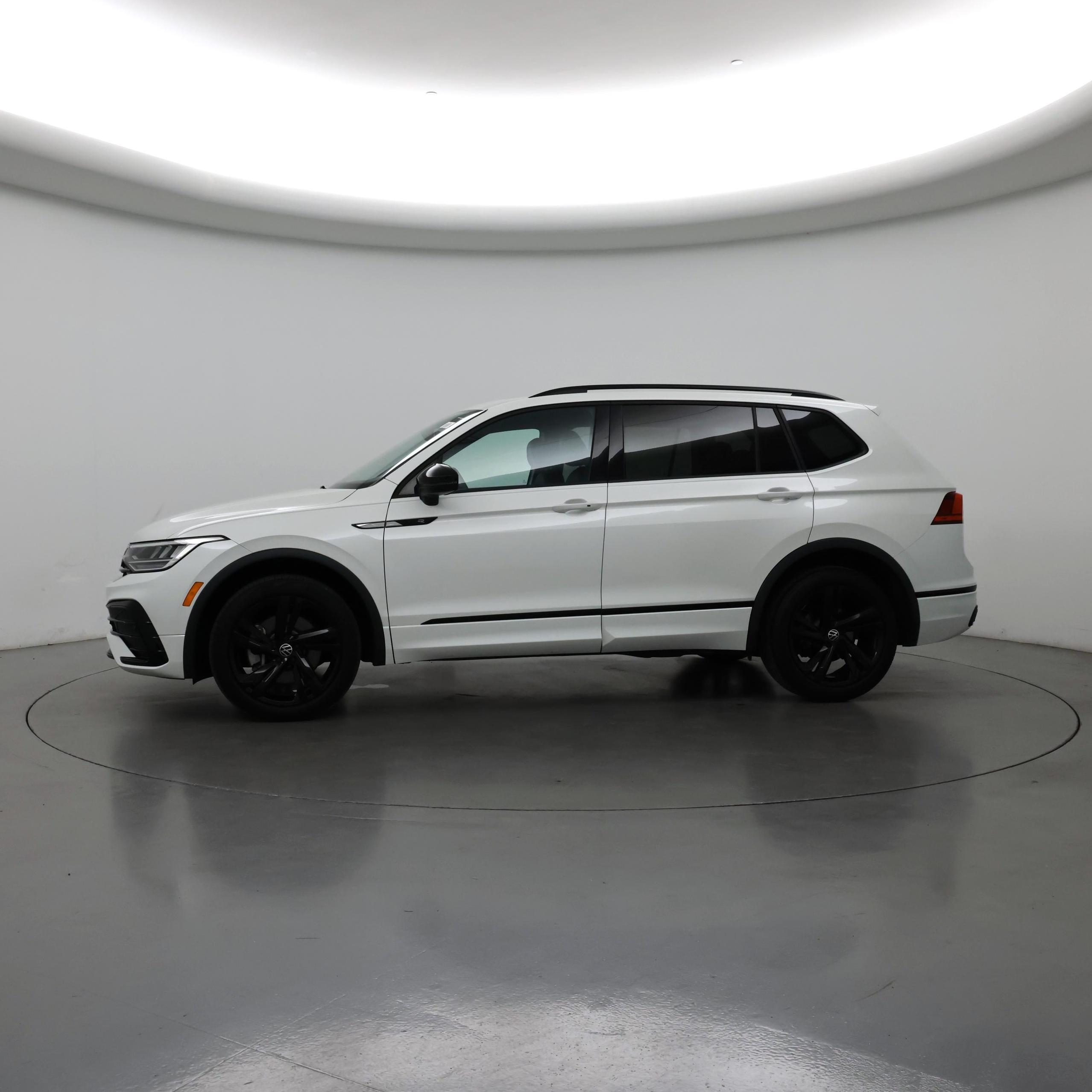 Thumbnail: 2023 Volkswagen Tiguan - 3