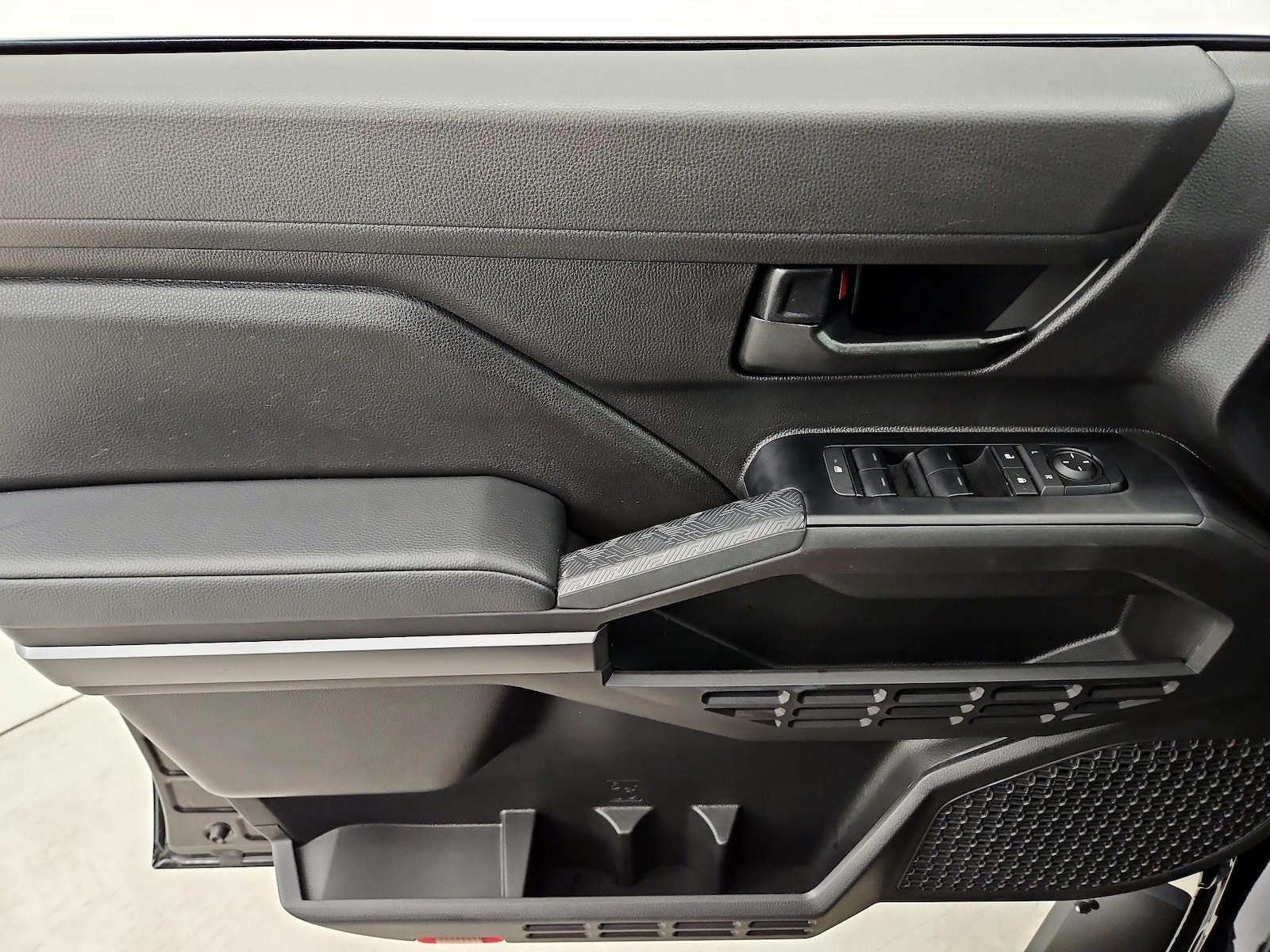 2025 Toyota Tacoma SR5 - Photo 13