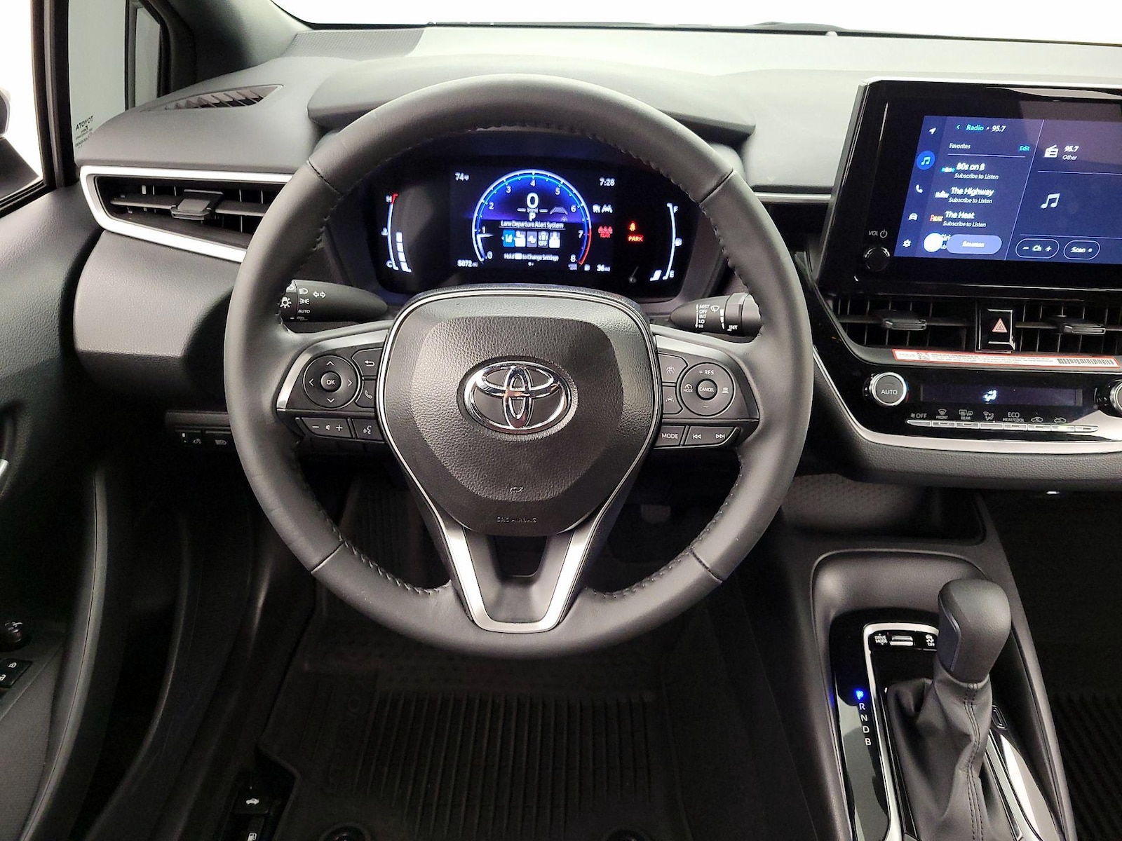 2026 Toyota Corolla SE - Photo 11