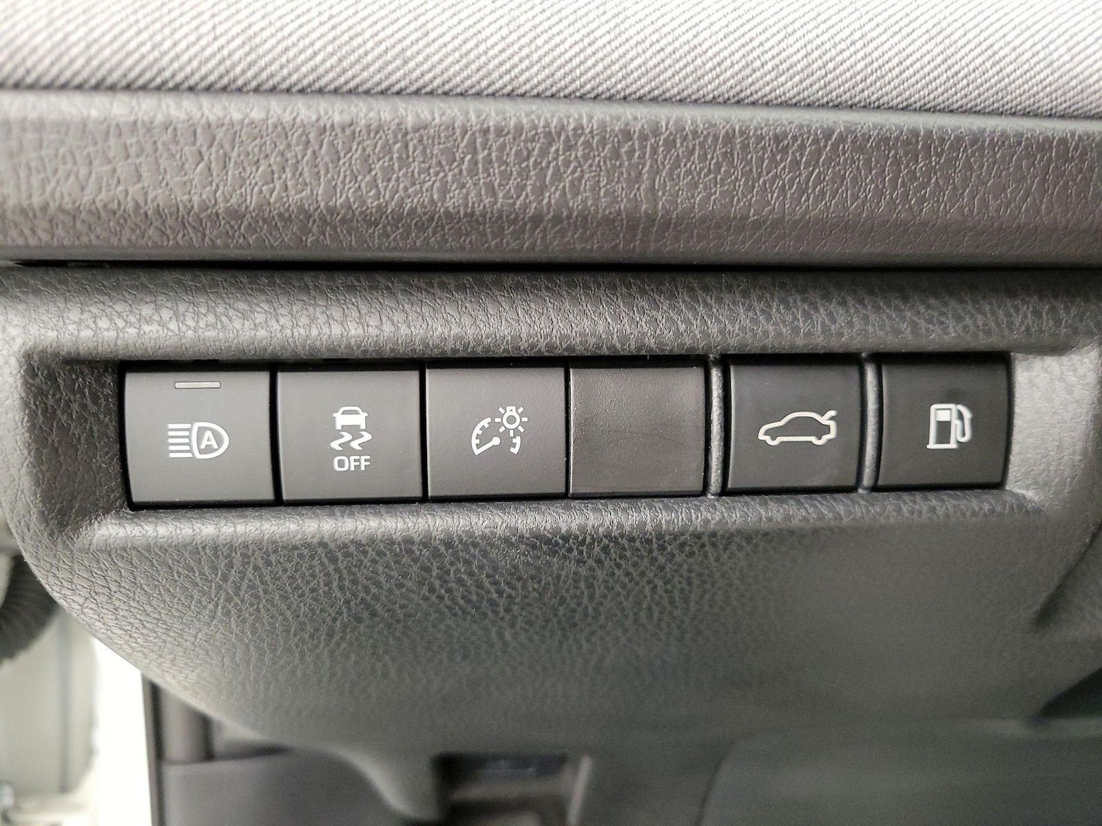 2025 Toyota Camry LE - Photo 14