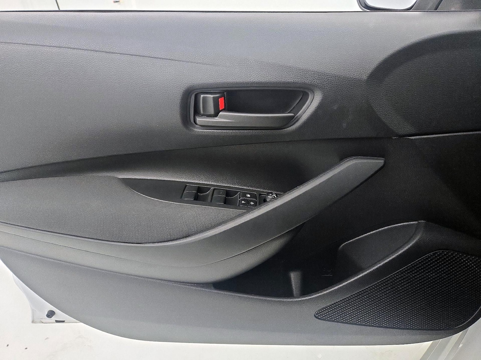 2025 Toyota Corolla LE - Photo 13