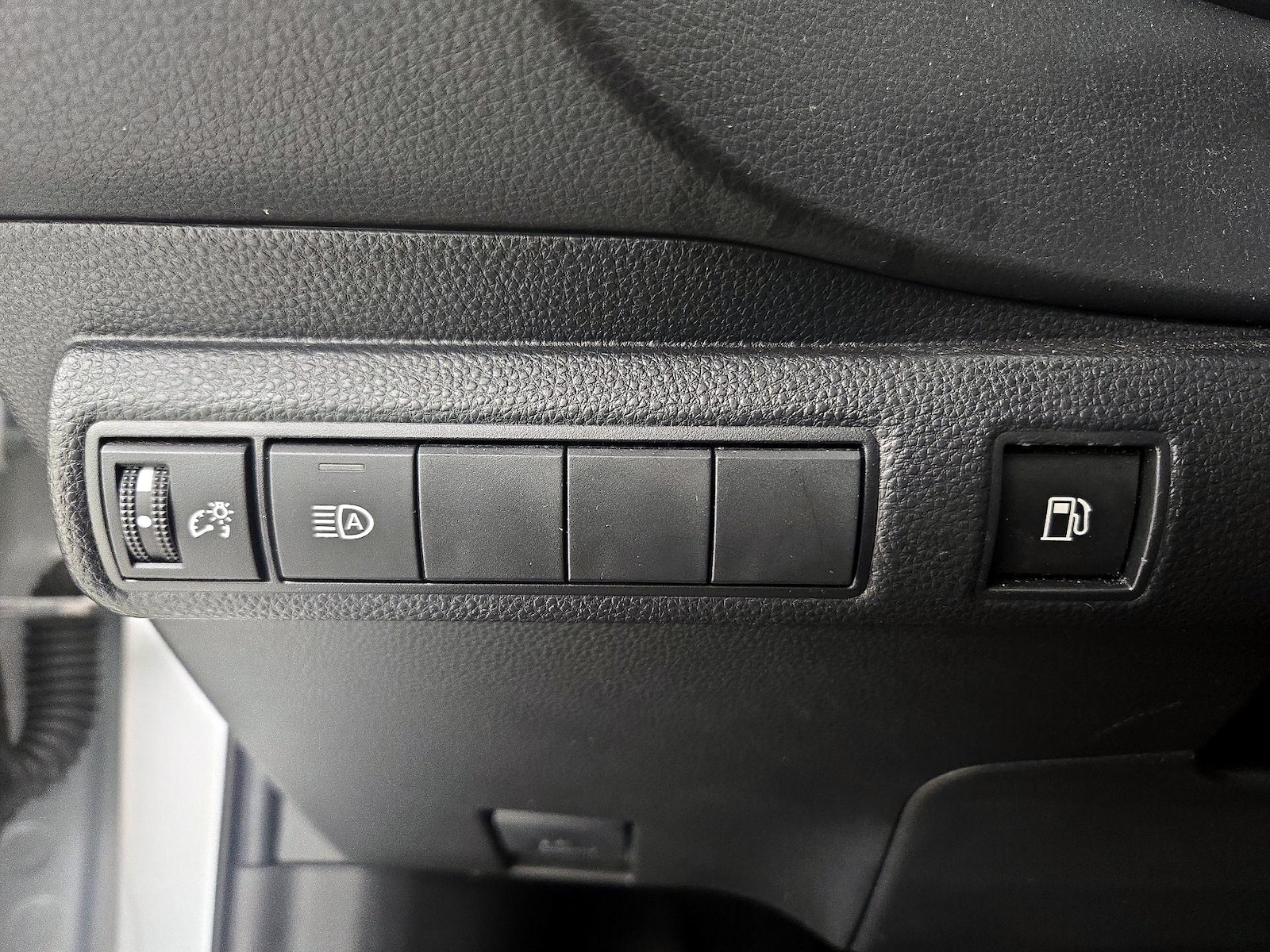 2025 Toyota Corolla LE - Photo 14