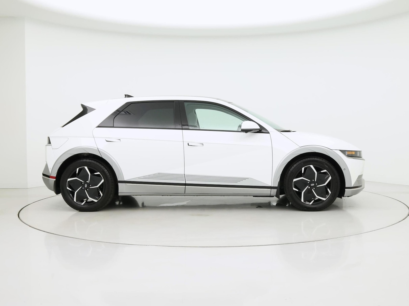 2024 Hyundai IONIQ 5 Limited - Photo 8