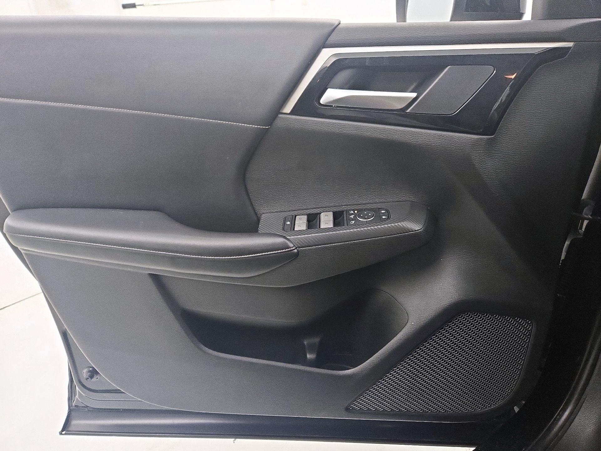 Thumbnail: 2023 Mitsubishi Outlander - 12