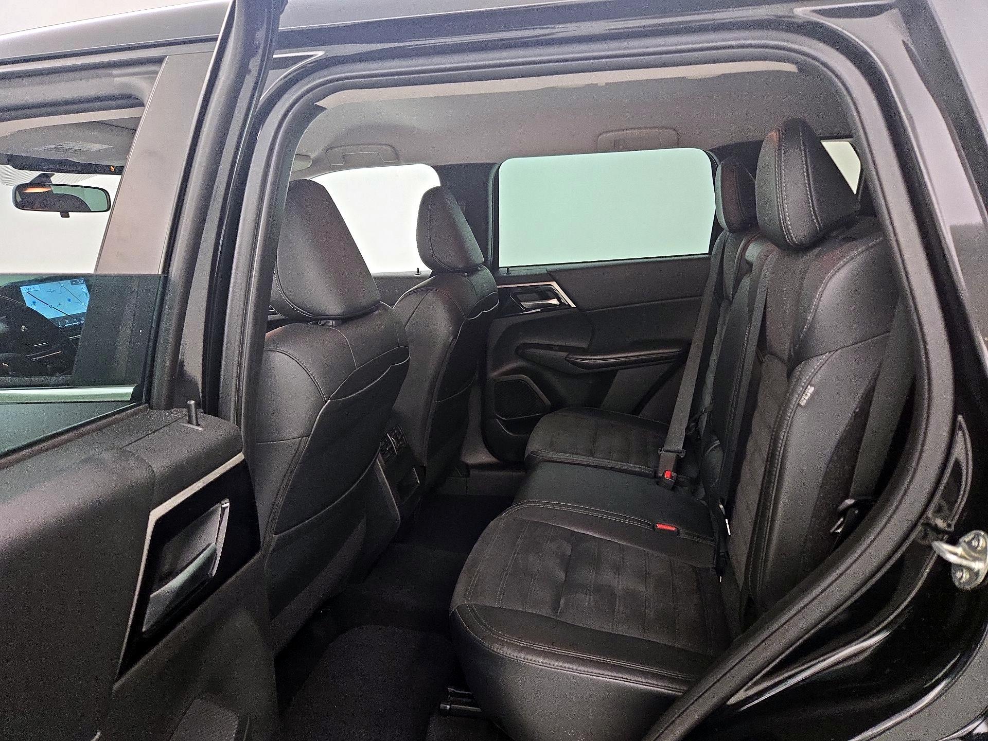 Thumbnail: 2023 Mitsubishi Outlander - 20