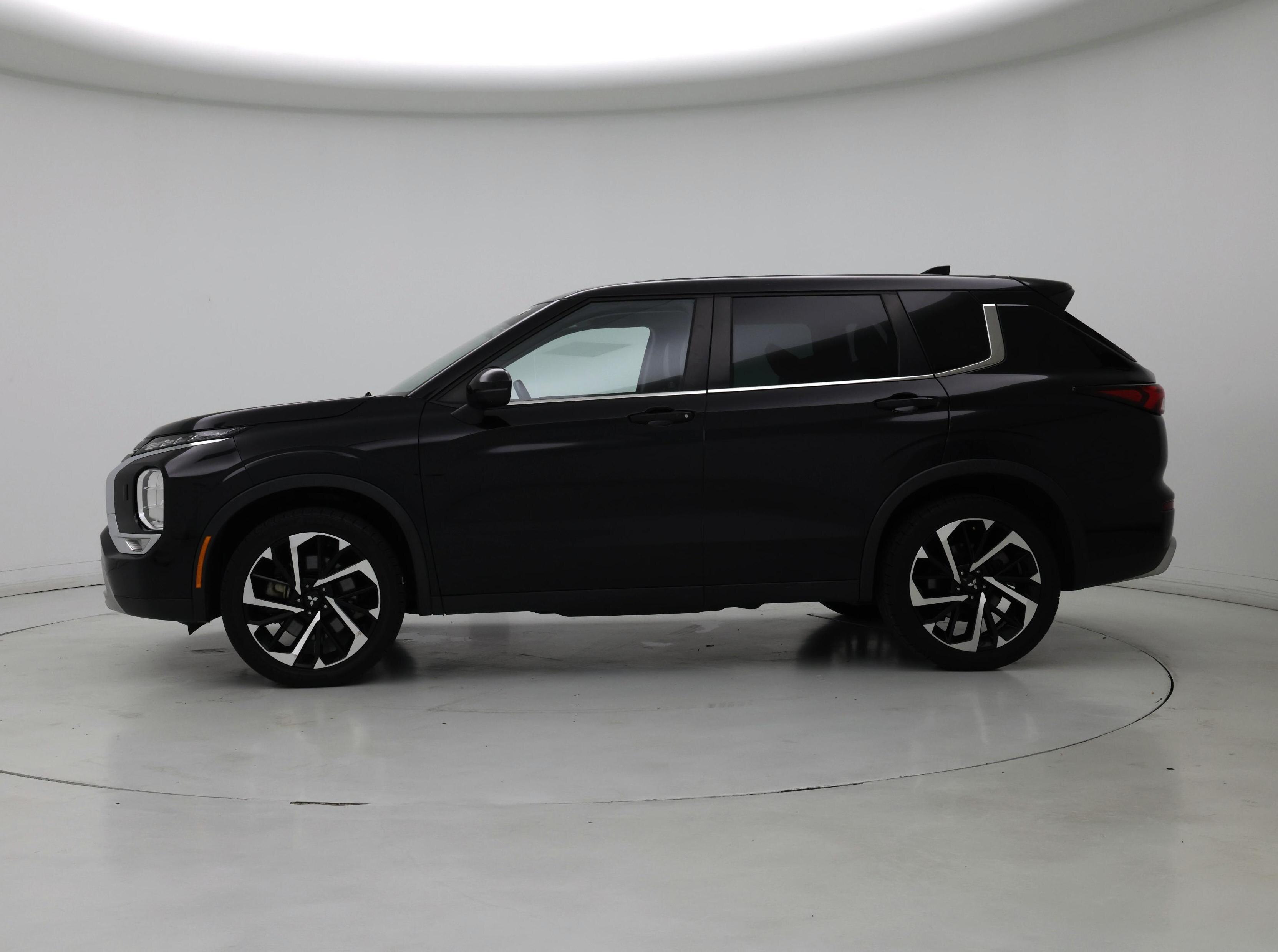 Thumbnail: 2023 Mitsubishi Outlander - 3