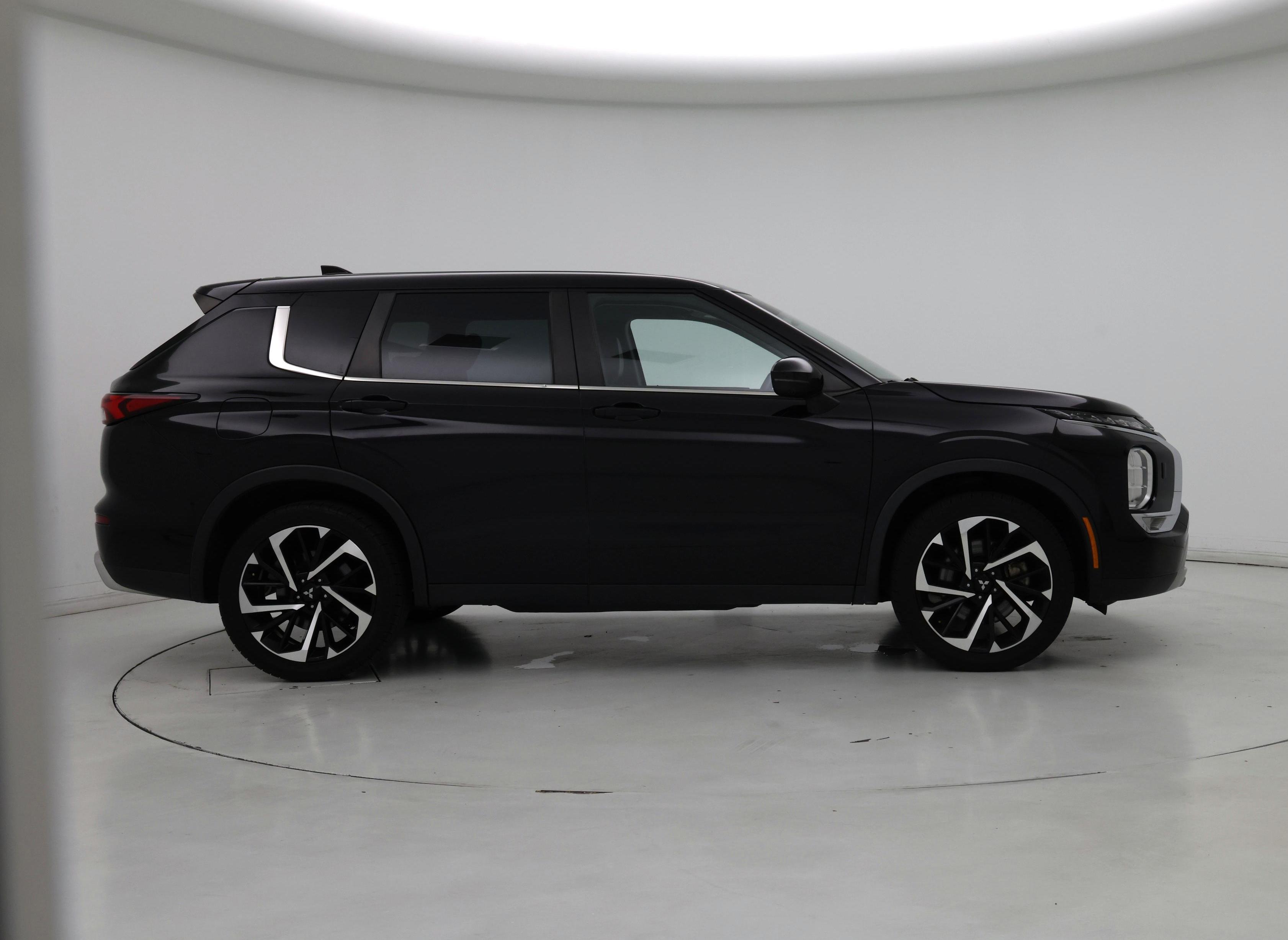 Thumbnail: 2023 Mitsubishi Outlander - 7