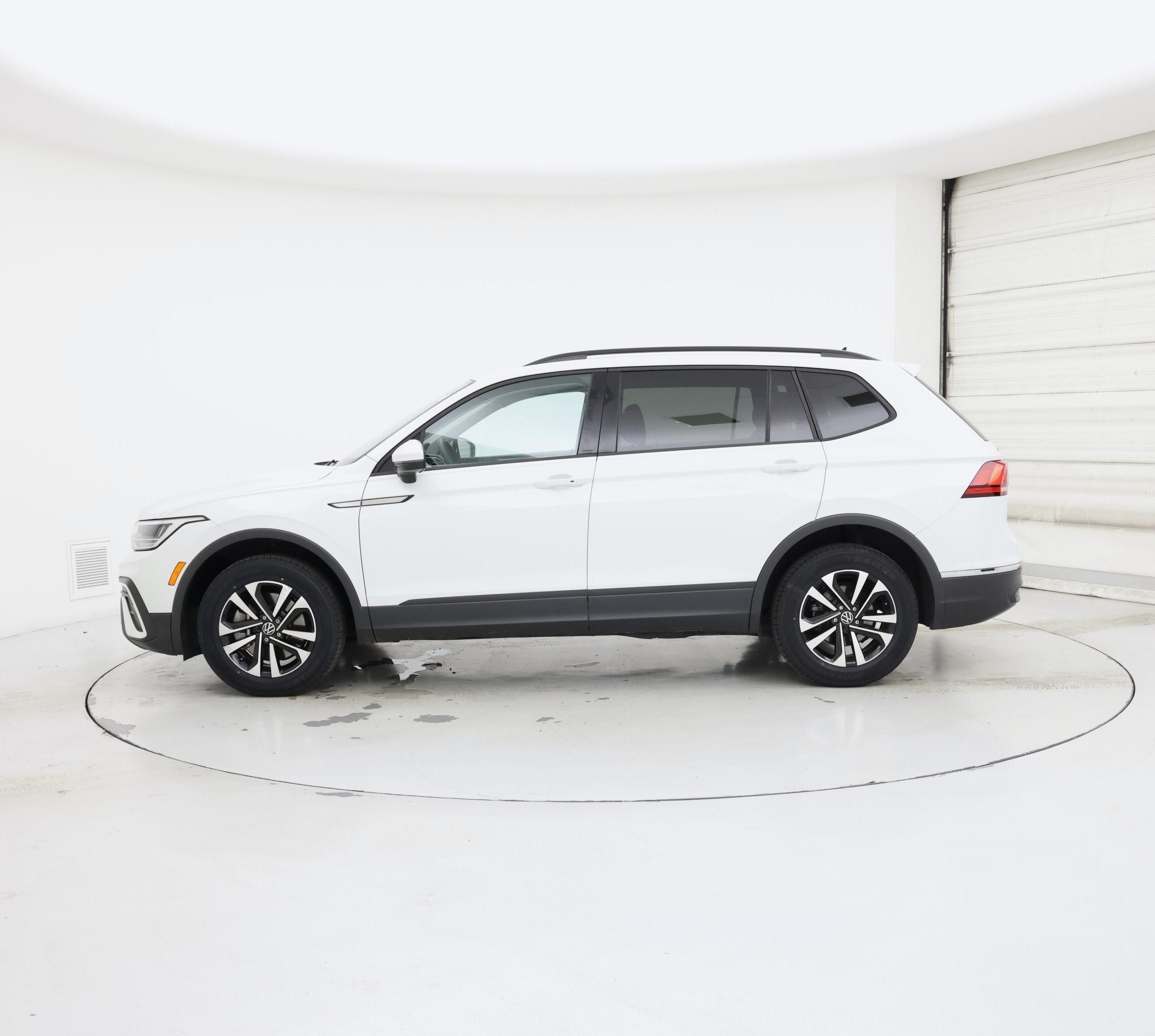 Thumbnail: 2022 Volkswagen Tiguan - 3
