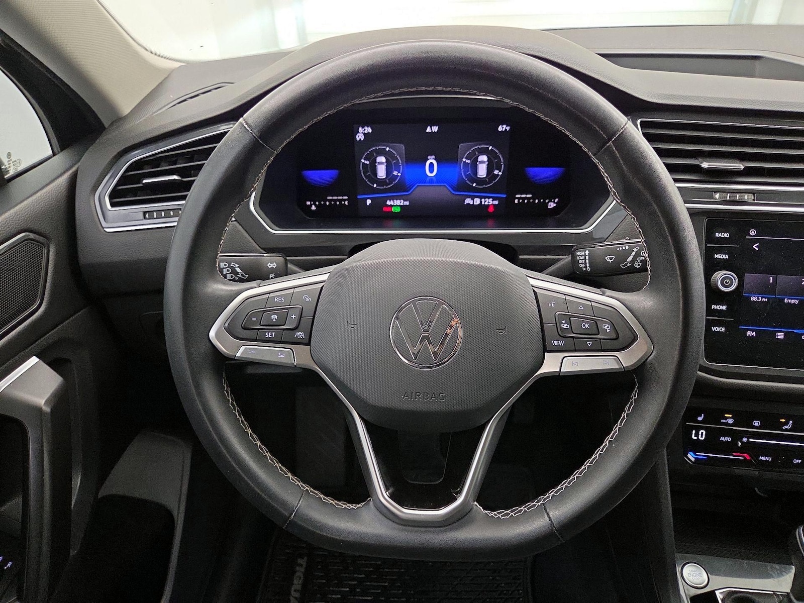 2022 Volkswagen Tiguan SE - Photo 11
