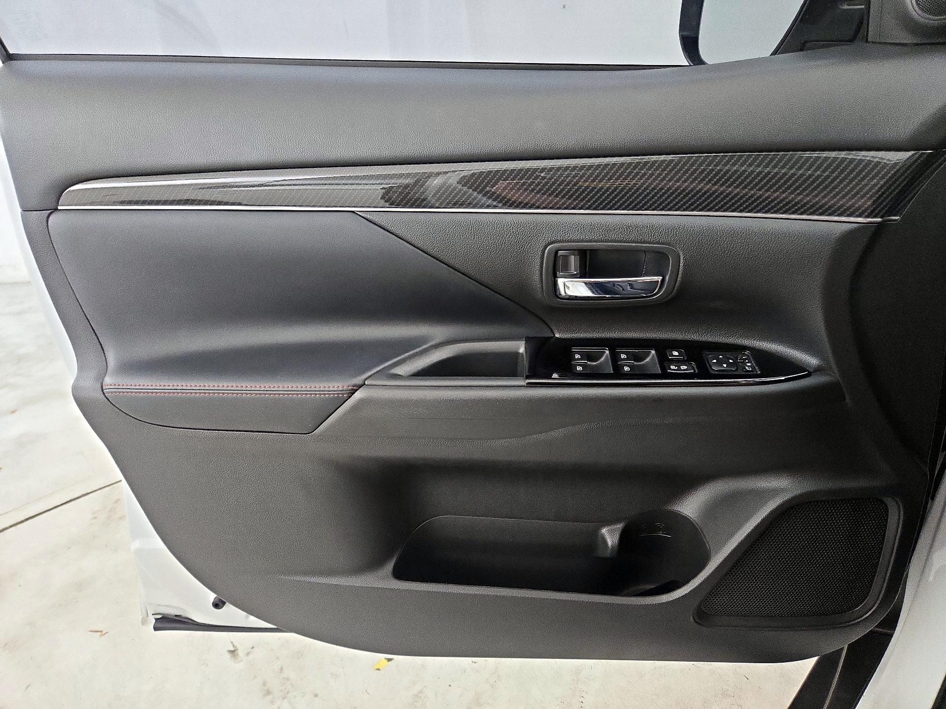 Thumbnail: 2020 Mitsubishi Outlander - 12