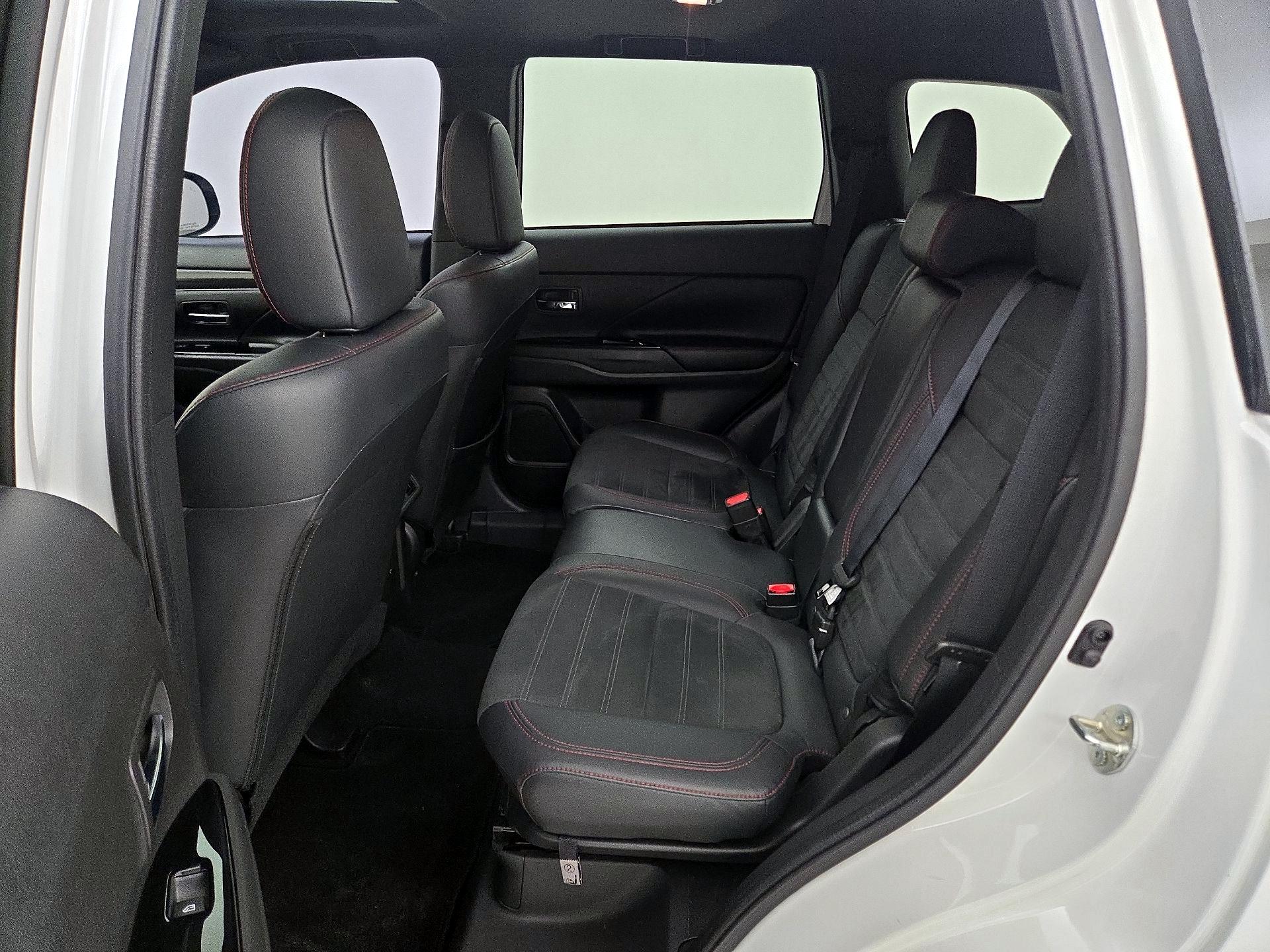 Thumbnail: 2020 Mitsubishi Outlander - 20