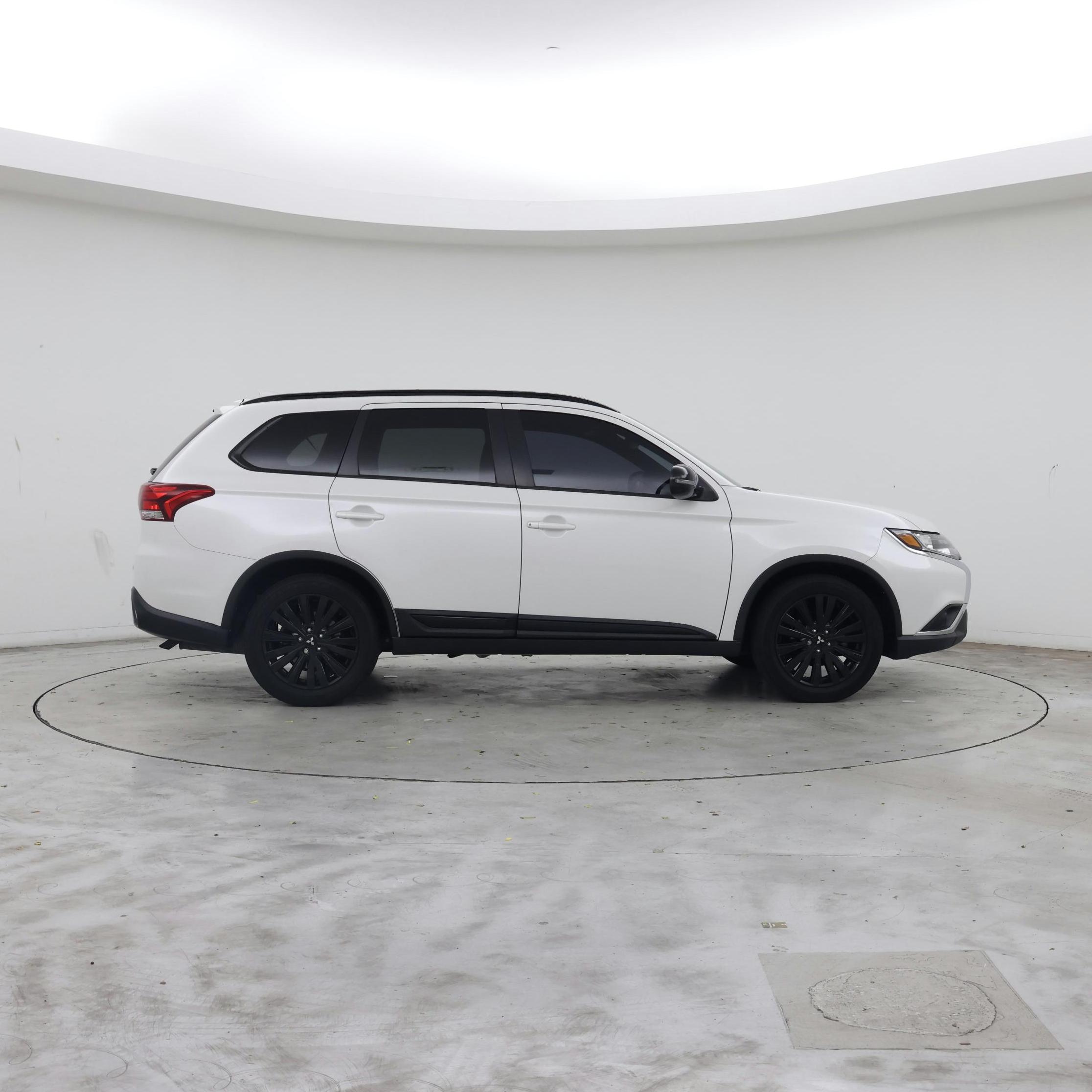 Thumbnail: 2020 Mitsubishi Outlander - 7