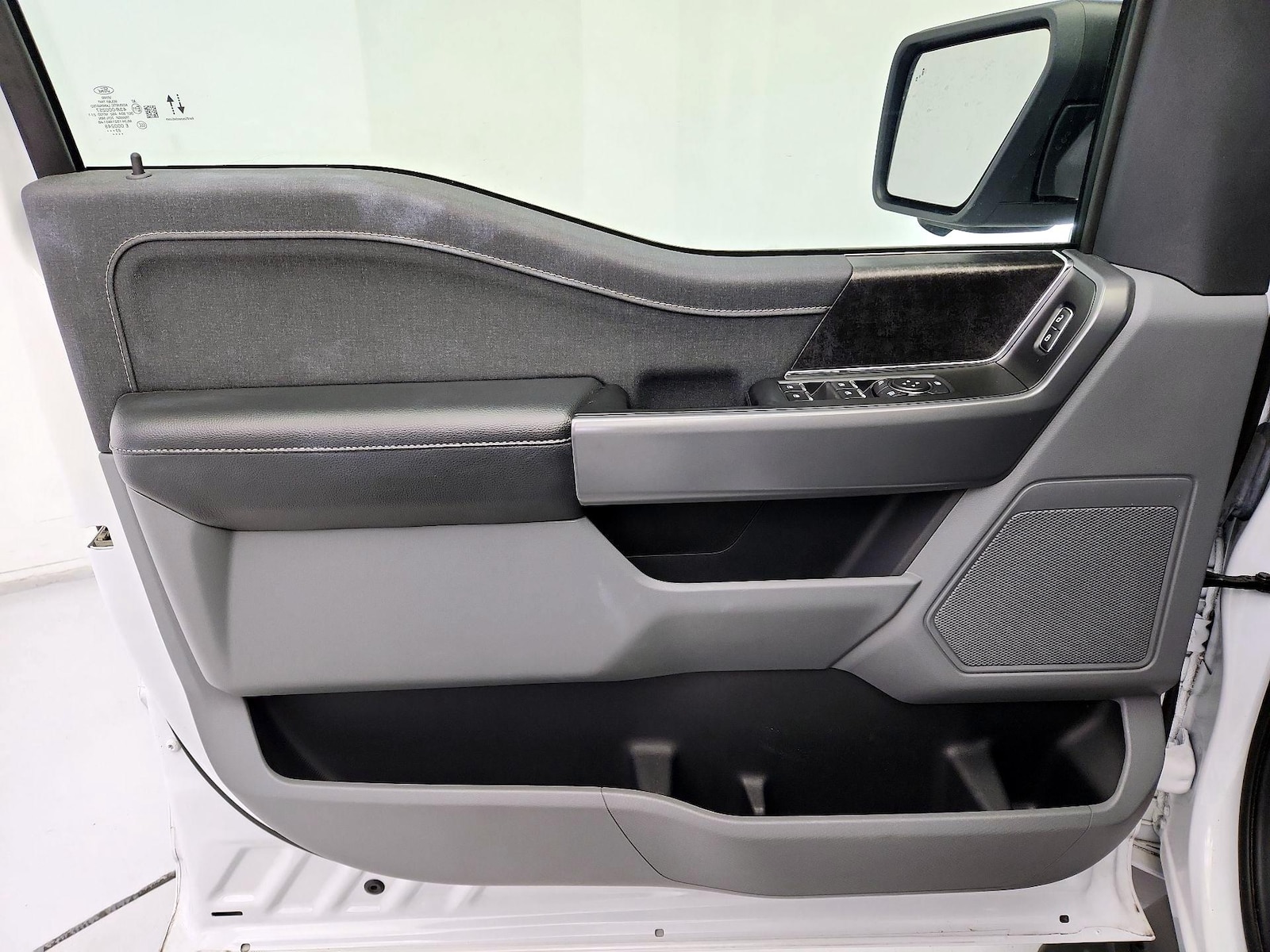 2023 Ford F-150 Lightning XLT - Photo 13
