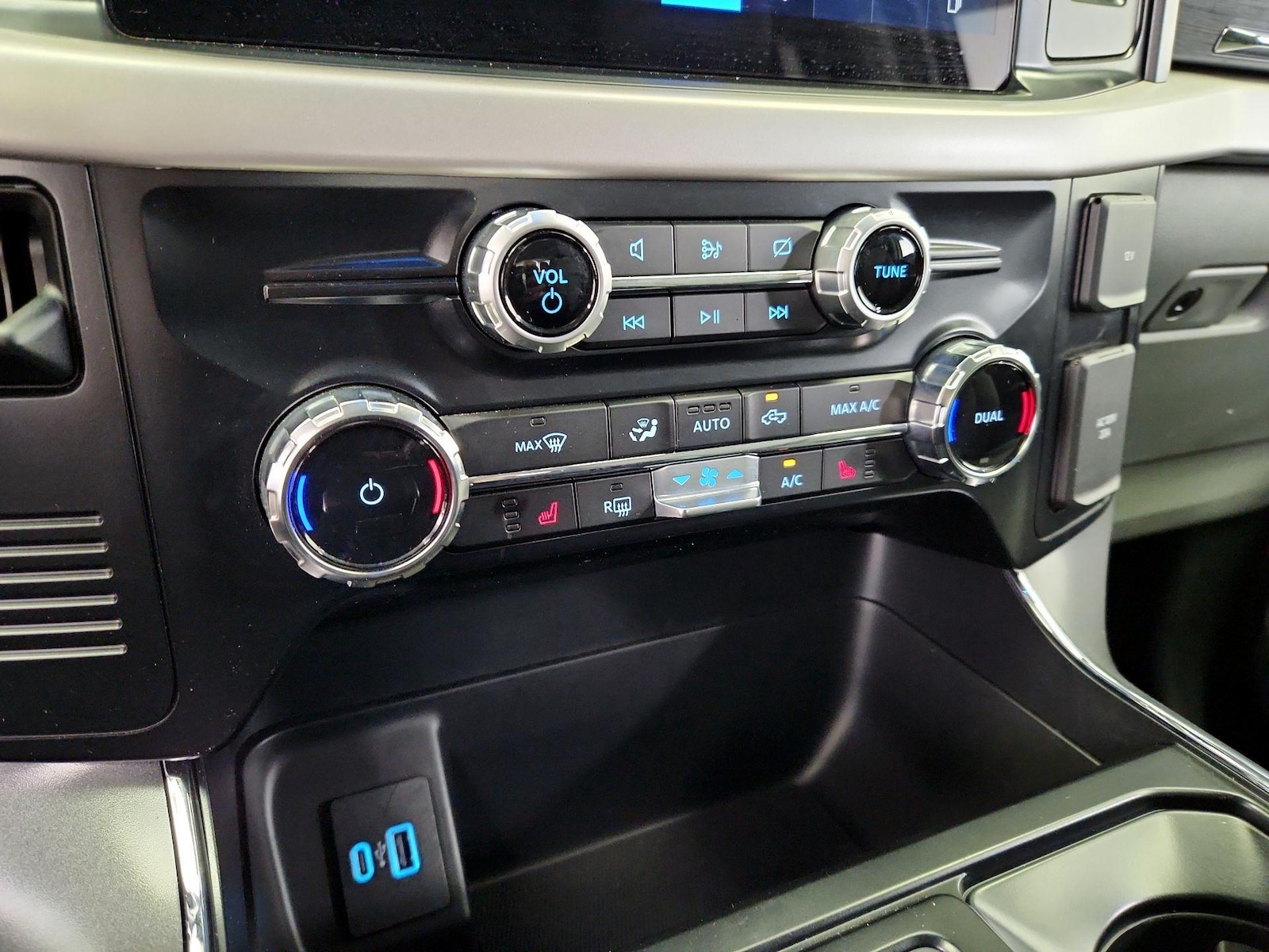 2023 Ford F-150 Lightning XLT - Photo 18