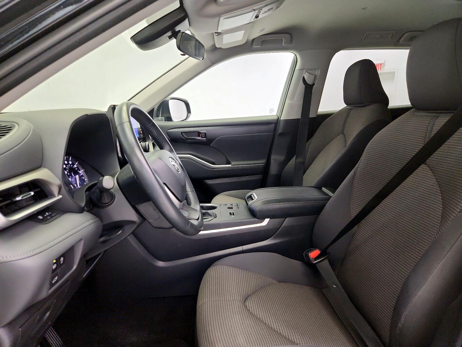 2025 Toyota Highlander LE - Photo 12