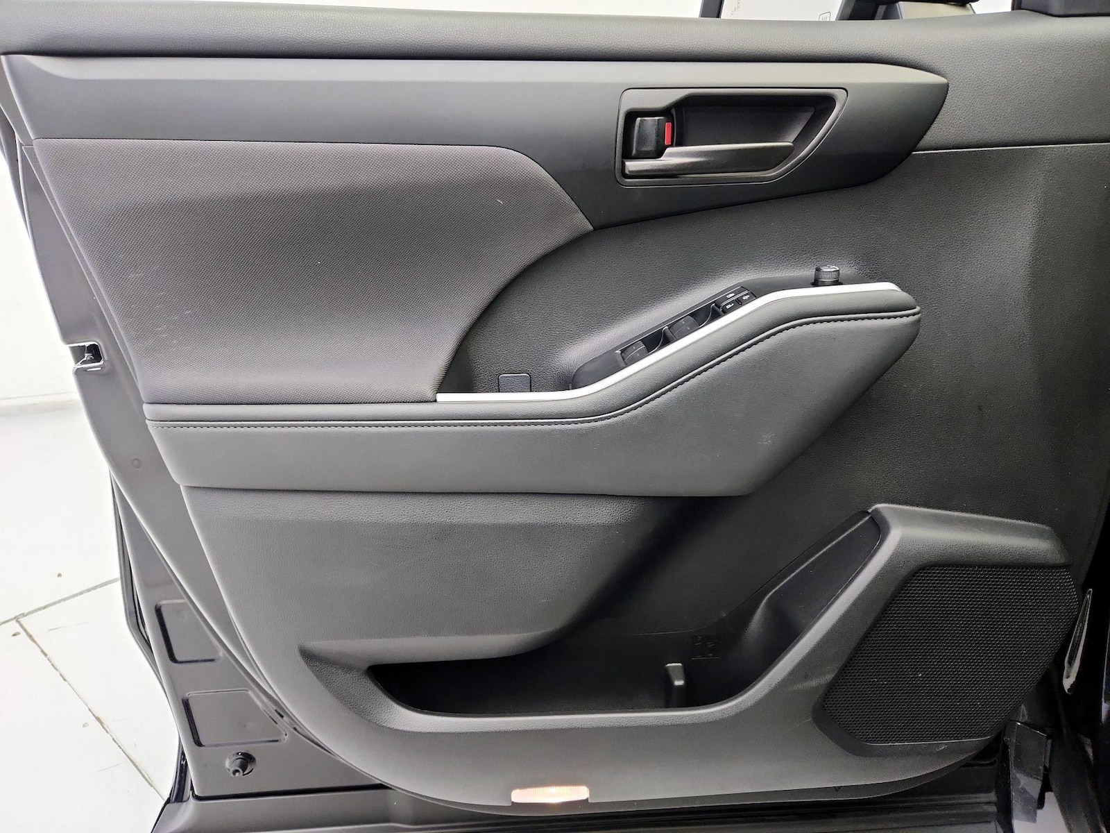 2025 Toyota Highlander LE - Photo 13