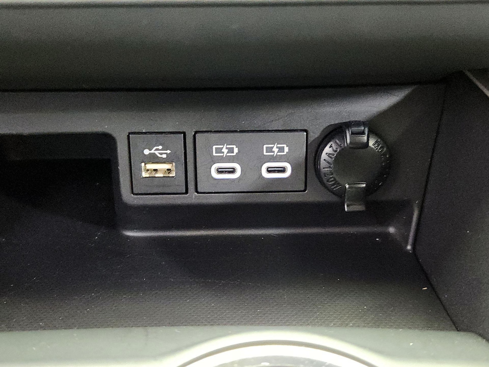 2025 Toyota Highlander LE - Photo 19