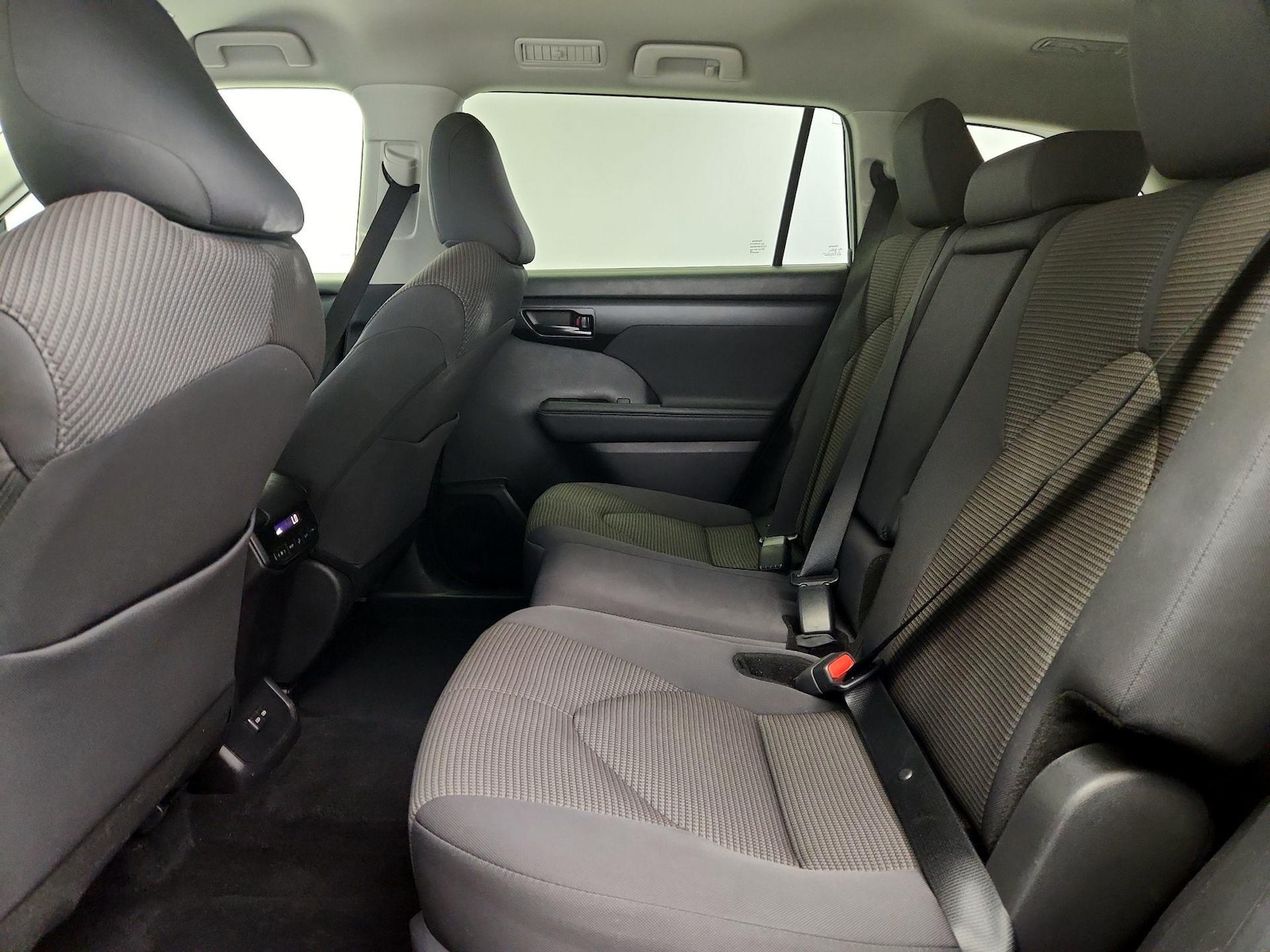2025 Toyota Highlander LE - Photo 20